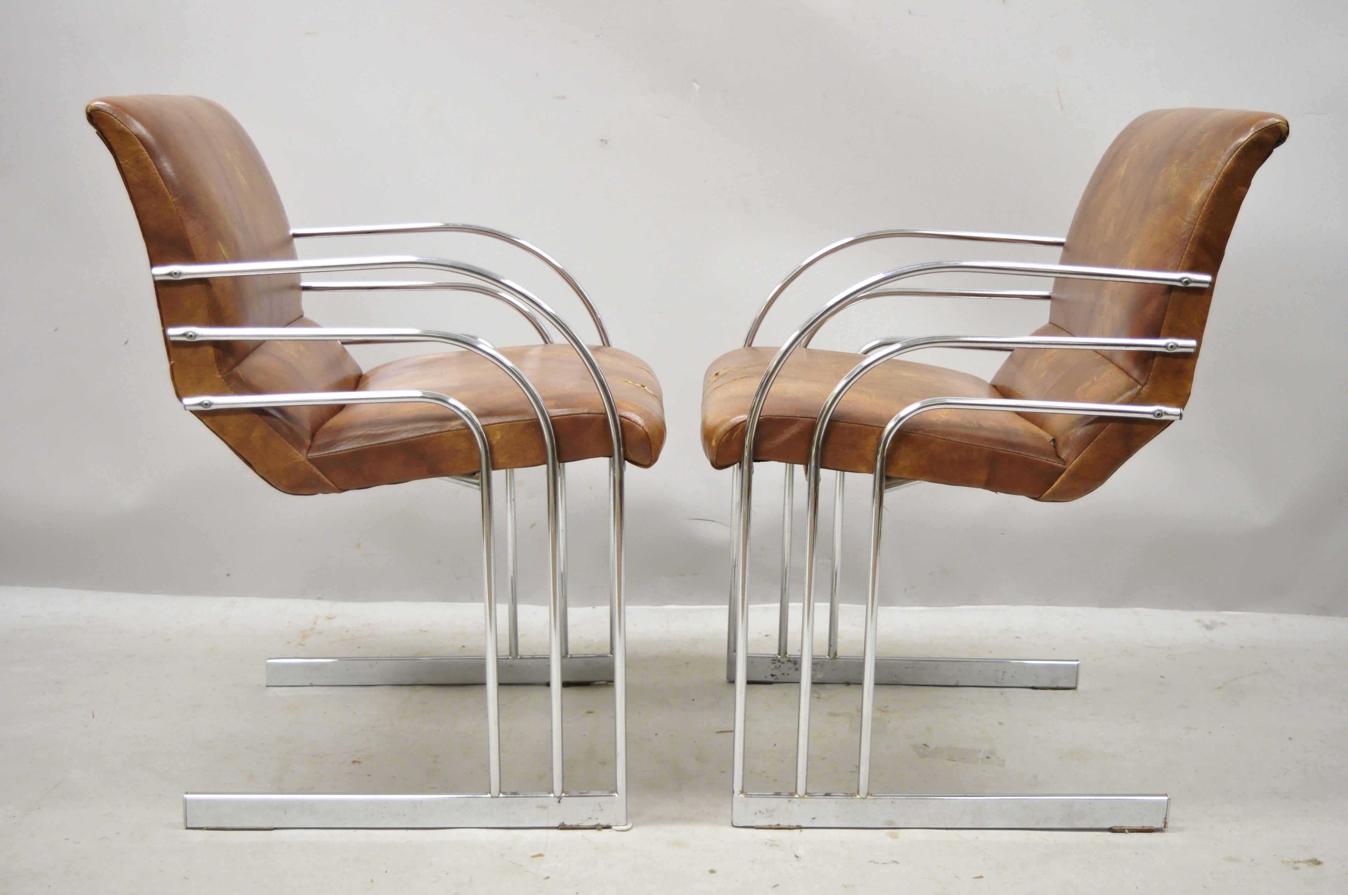Mitte des Jahrhunderts Moderne Art Deco Chrom Freischwinger Milo Baughman Stil Sessel - ein Paar. Artikel mit verchromtem Freischwinger-Gestell, geschwungenes Art-Déco-Design, sehr schöner Vintage-Artikel, klare modernistische Linien, schlanke