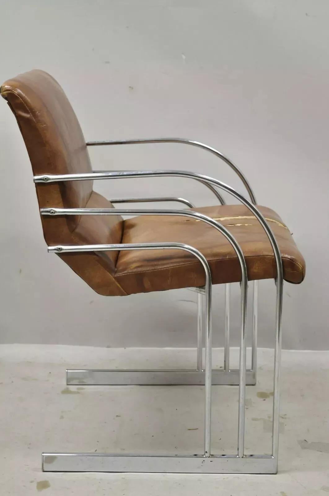 Sillón de brazos estilo Milo Baughman de estilo Art Decó cromado de mediados del siglo XX. El artículo tiene un marco cromado en voladizo, un diseño art déco radical, un artículo vintage muy bonito, líneas modernistas limpias y una forma escultural