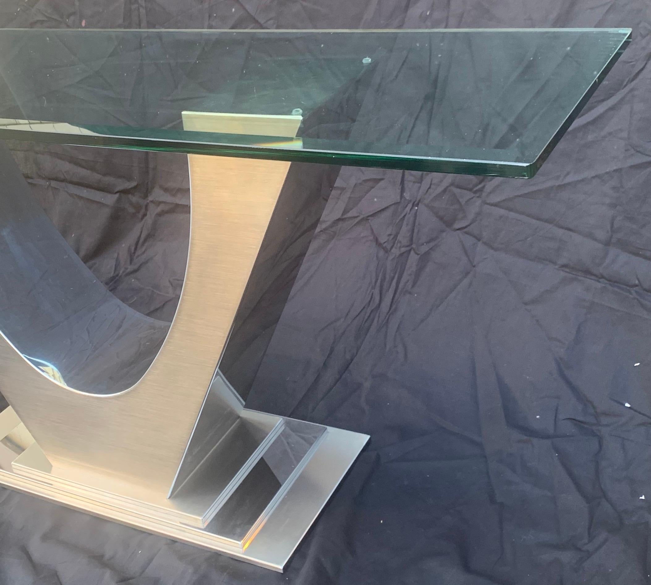 Konsolentisch aus poliertem, gebürstetem Nickelglas mit Glasplatte im Art-déco-Stil, Mid-Century Modern (Abgeschrägt) im Angebot