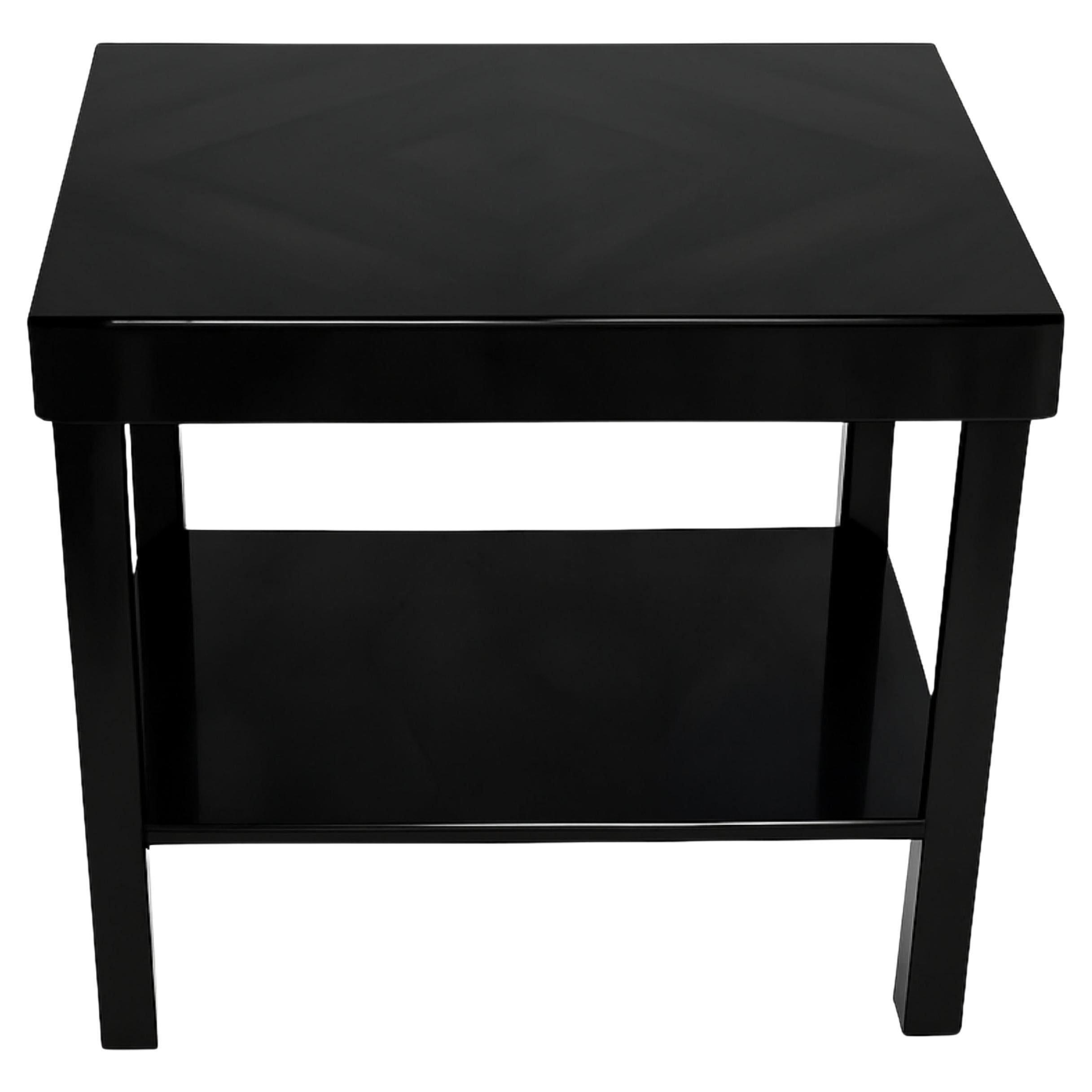 Une table console exquise en laque noire du milieu du siècle, fabriquée à partir d'un riche noyer, qui allie l'élégance de l'Art déco à la fonctionnalité moderne. 
La table présente un plateau rectangulaire élégant, un design géométrique frappant et