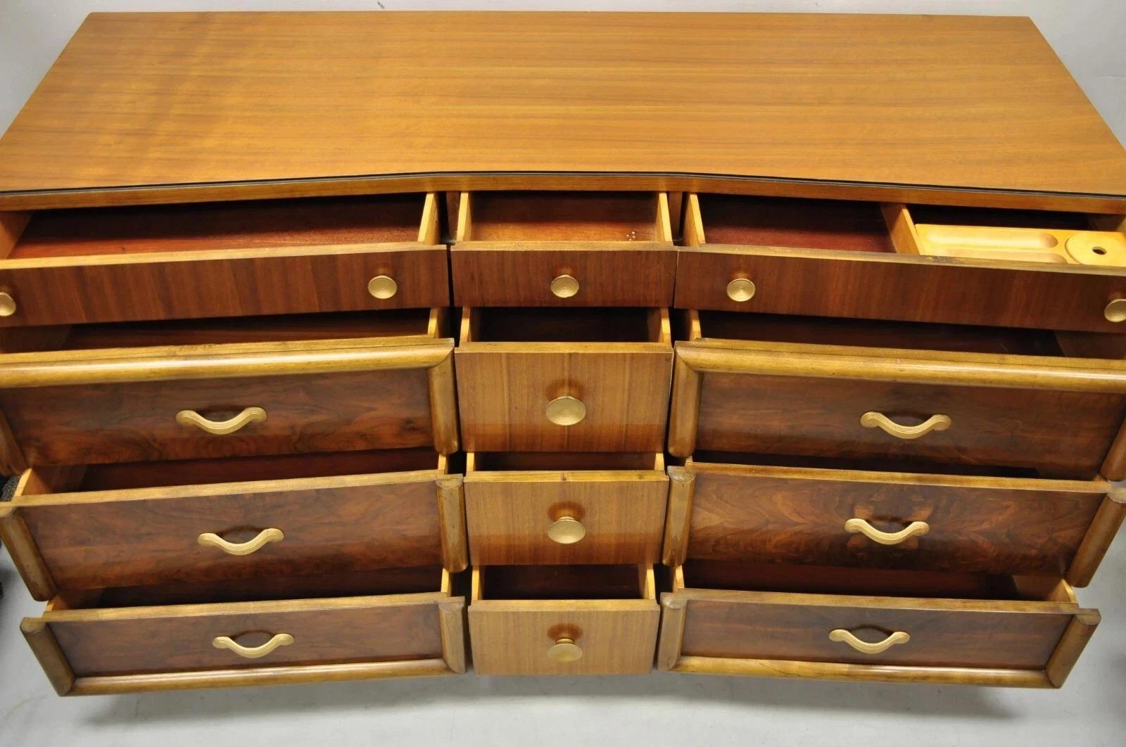 Mid Century Modern Art Deco Nussbaum Lange Kommode mit Spiegel von Joerns Bros im Angebot 4