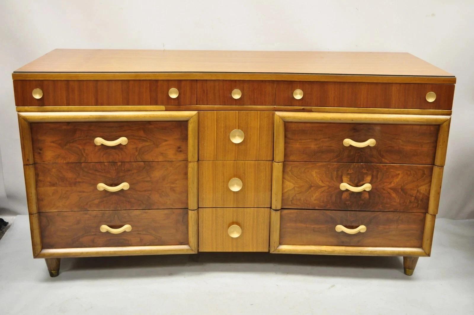 Bitte teilen Sie uns Ihre Postleitzahl mit, um ein günstigeres Angebot für den Versand innerhalb der USA anzufordern.

Vintage Art Deco/Mid Century Modern Wurzelholz Lange Kommode Credenza w / Spiegel von Joerns Bros. Der Artikel verfügt über 12