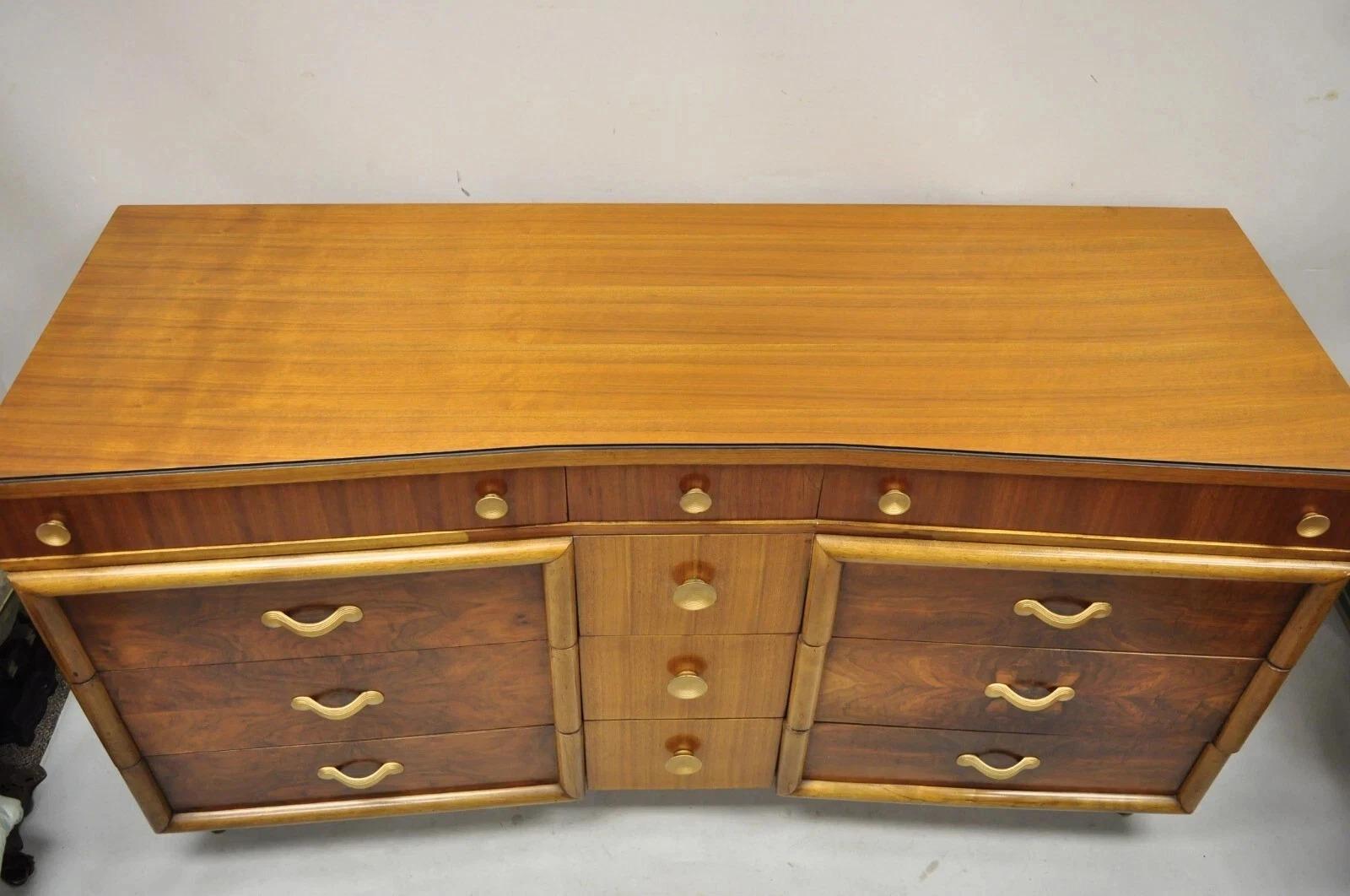 Mid Century Modern Art Deco Nussbaum Lange Kommode mit Spiegel von Joerns Bros (Art déco) im Angebot