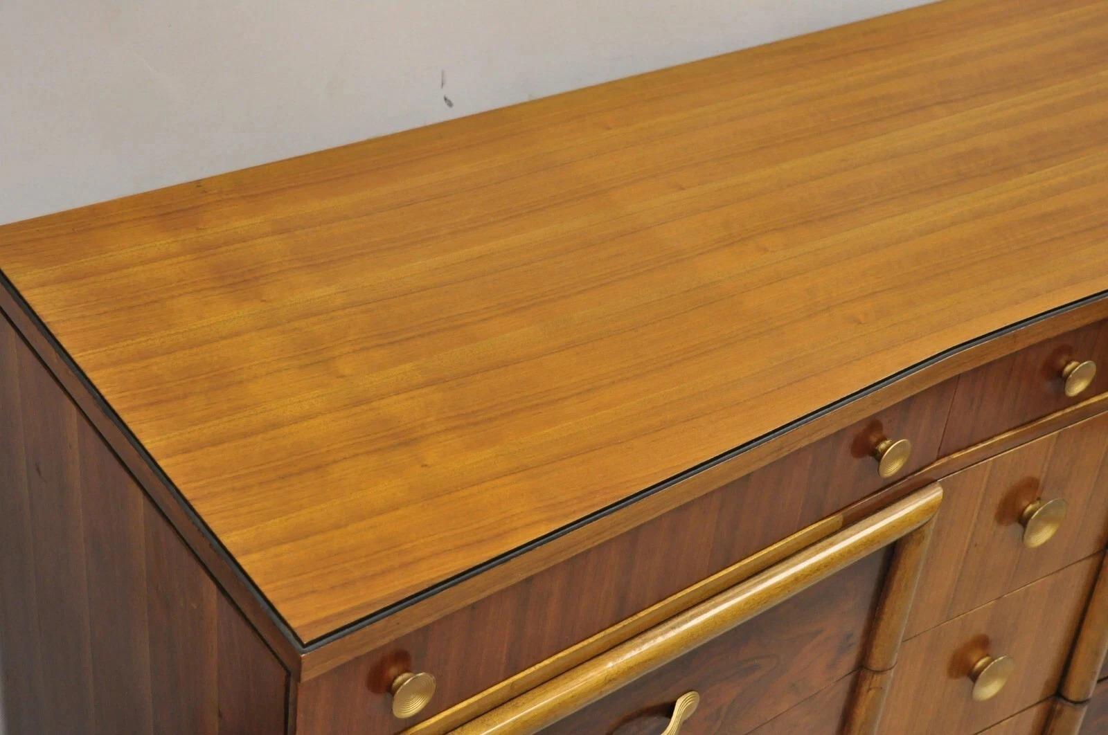 Mid Century Modern Art Deco Nussbaum Lange Kommode mit Spiegel von Joerns Bros (Unbekannt) im Angebot
