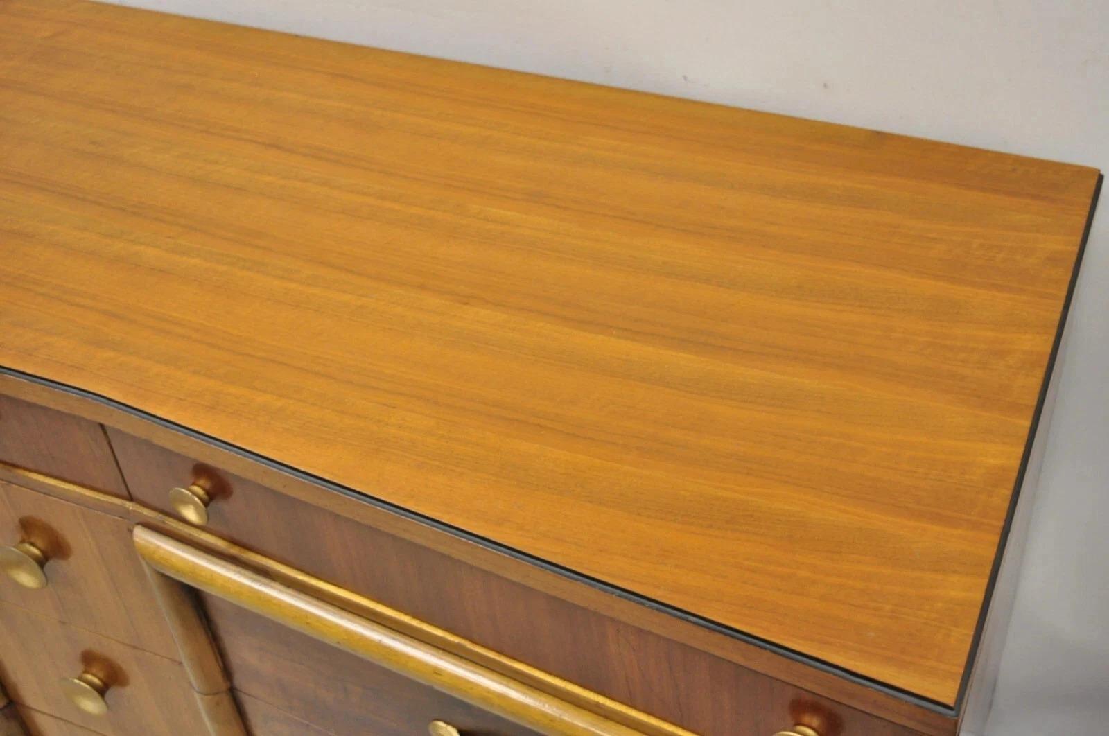 Mid Century Modern Art Deco Nussbaum Lange Kommode mit Spiegel von Joerns Bros im Zustand „Gut“ im Angebot in Philadelphia, PA