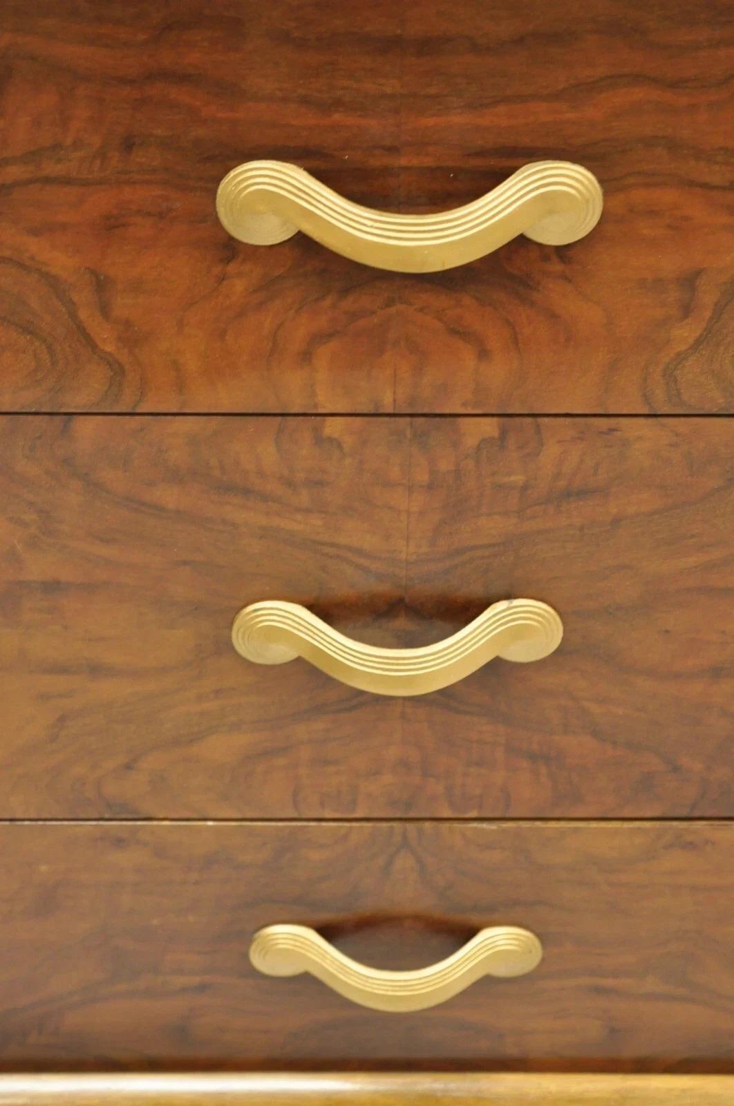 Mid Century Modern Art Deco Nussbaum Lange Kommode mit Spiegel von Joerns Bros im Angebot 3
