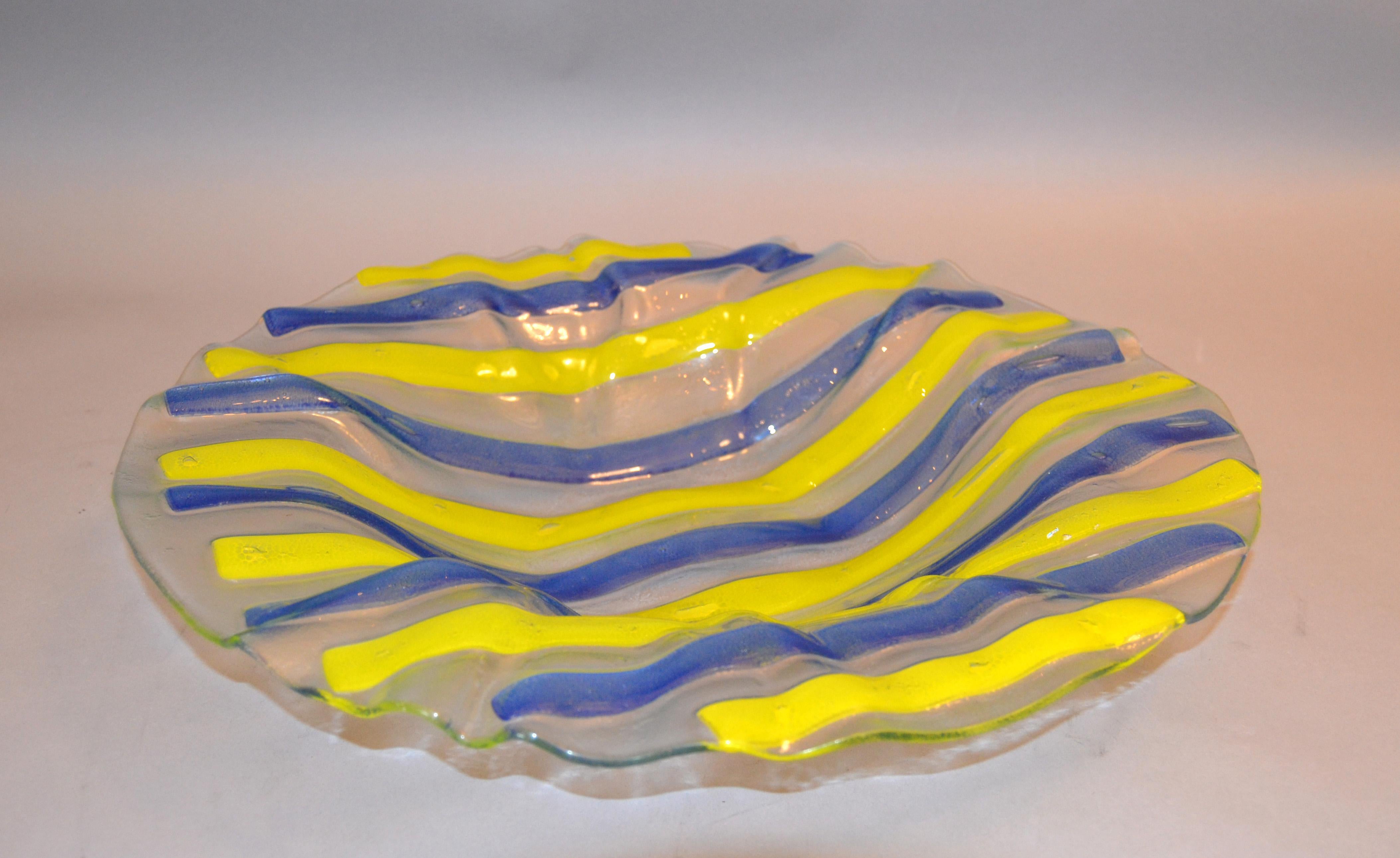 Mid-Century Modern Art Glass Centerpiece / Bowl / Plate in the Style of Higgins In Excellent Condition In Miami, FL