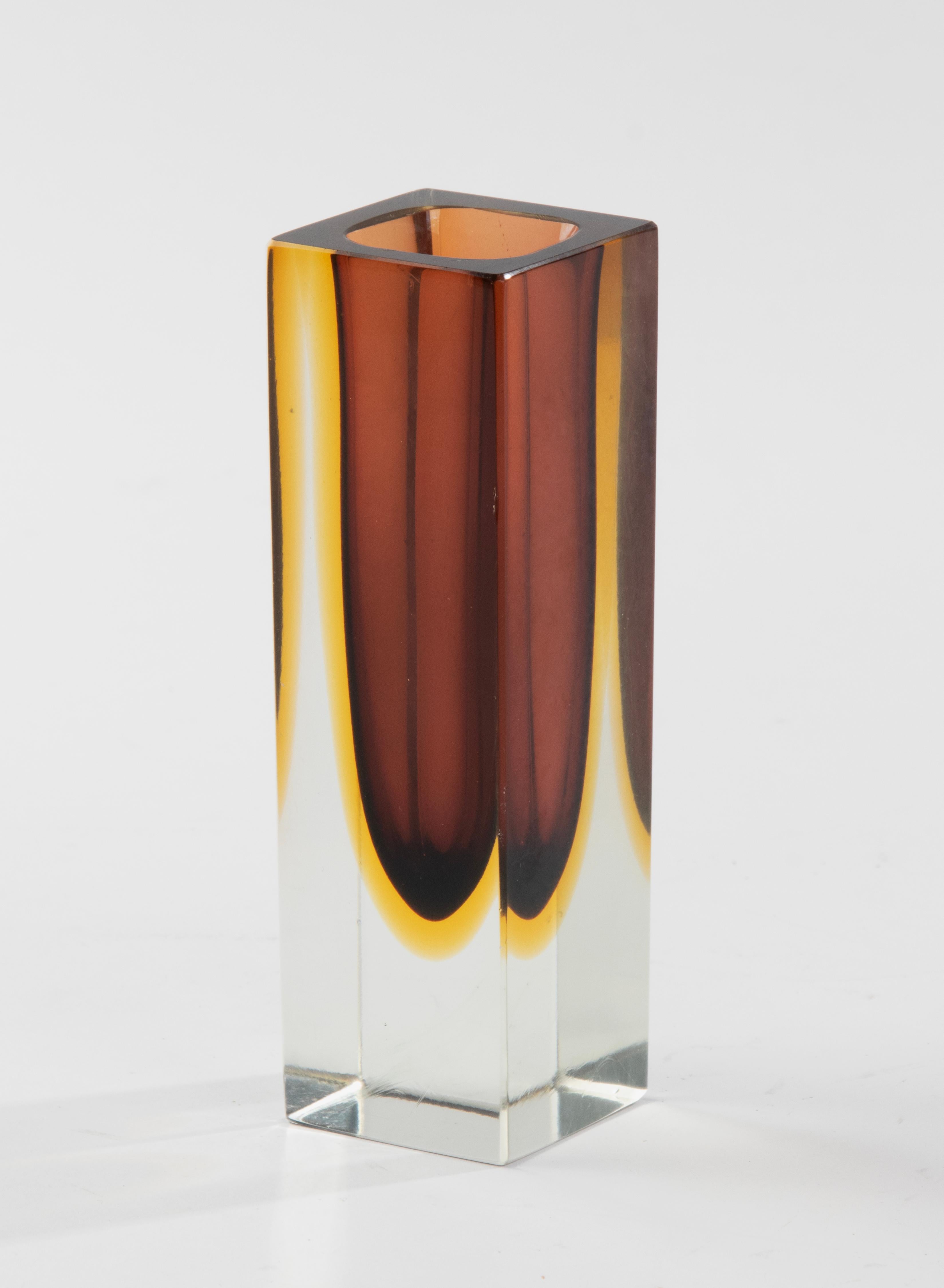 Eine schöne Sommerso-Vase aus Kunstglas, die dem italienischen Designer Flavio Poli zugeschrieben wird. 
Die Vase ist in gutem Zustand. Schöne Farben und Qualität. 

Abmessungen: 4,5 x 4,5 cm und 14,5 cm hoch. 
Kostenloser Versand weltweit