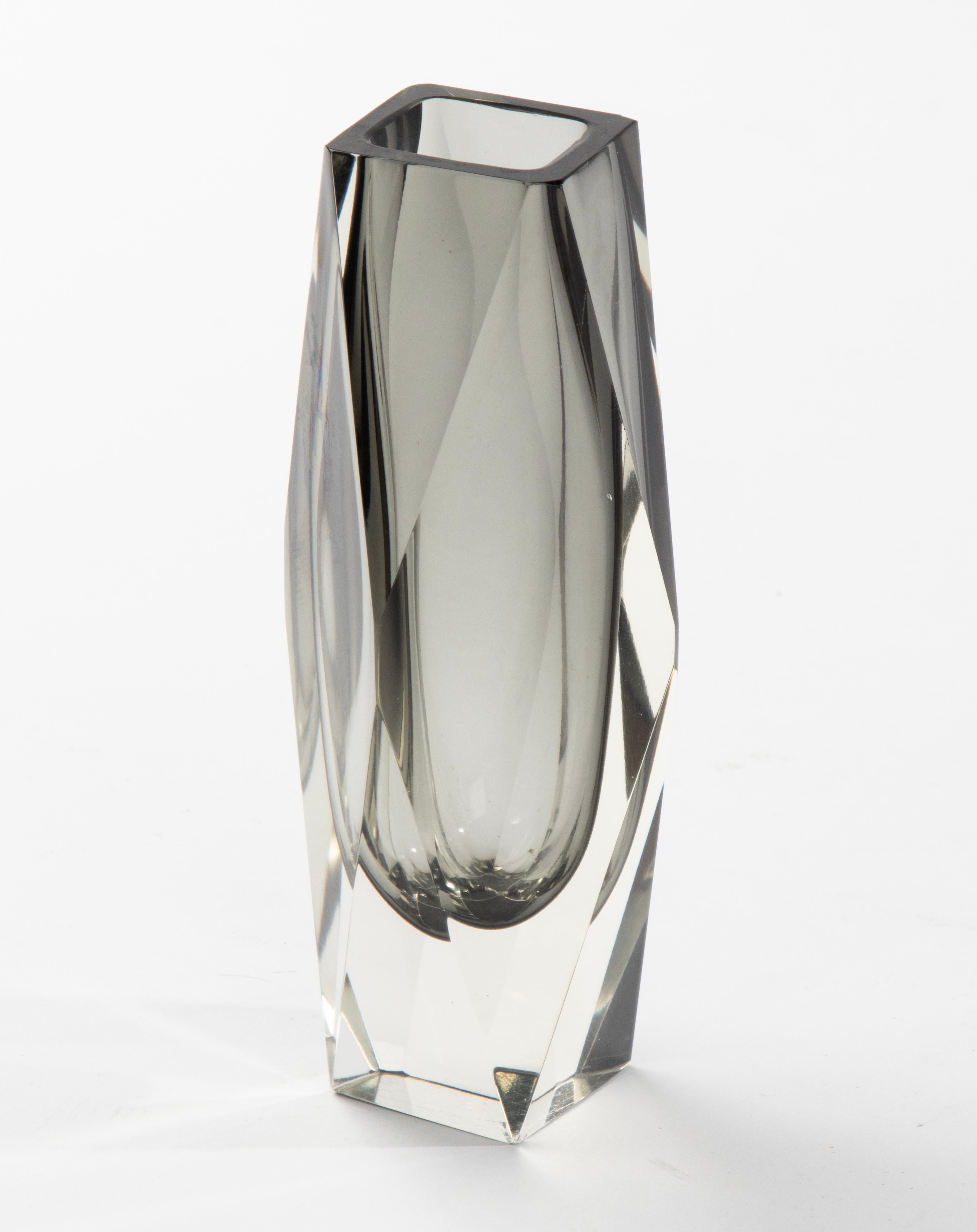 Eine schöne Sommerso-Vase aus Kunstglas, die dem italienischen Designer Flavio Poli zugeschrieben wird. 
Die Vase ist in gutem Zustand. Schöne Farbe und Qualität. 

Abmessungen: 7,5 x 7,5 cm und 16 cm hoch. 
Kostenloser Versand weltweit