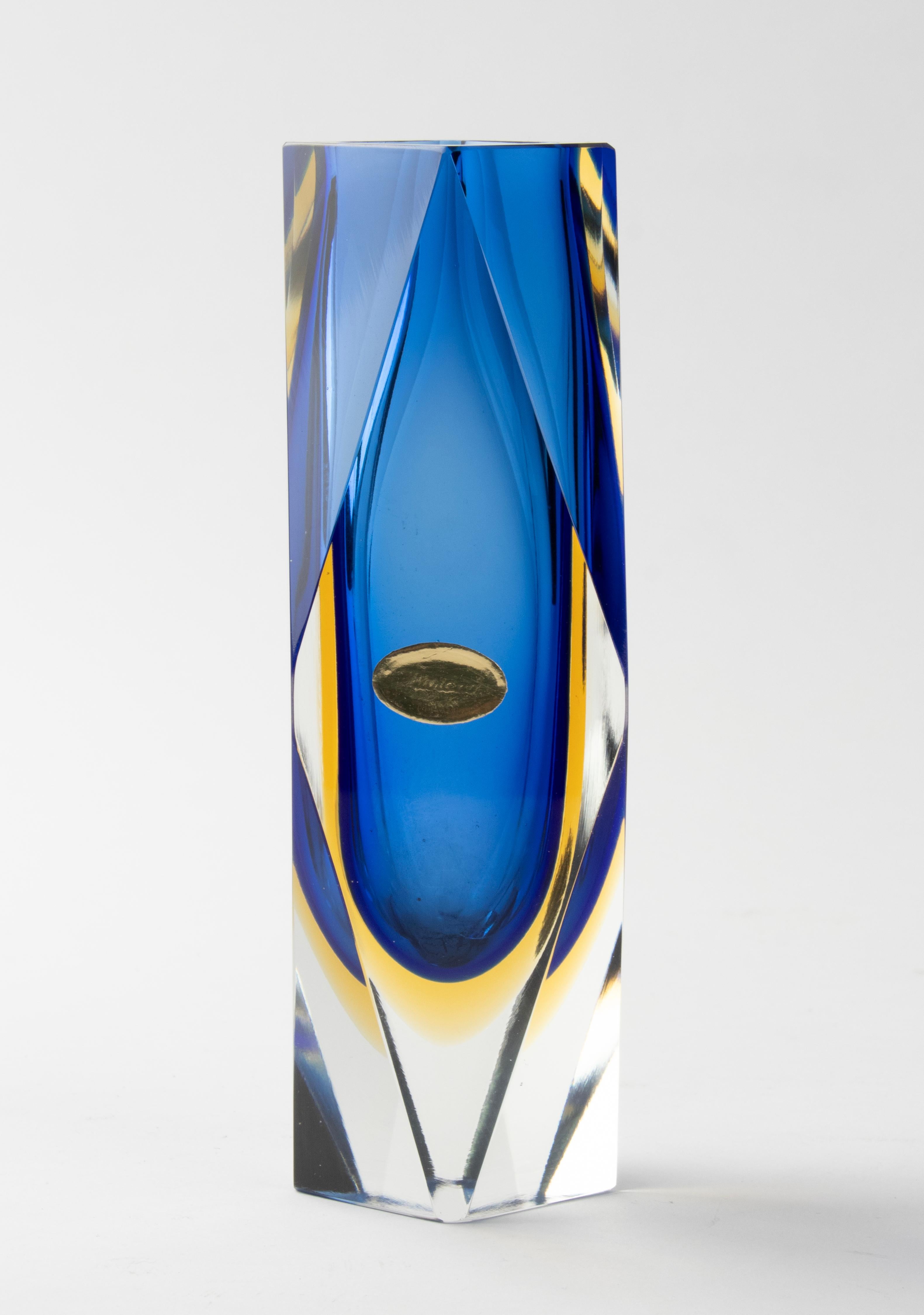 Eine schöne Sommerso-Vase aus Kunstglas, die dem italienischen Designer Flavio Poli zugeschrieben wird. 
Die Vase ist in gutem Zustand. Schöne Farben und Qualität. 

Abmessungen: 9 x 9 cm und 20 cm hoch. 
Kostenloser Versand weltweit
