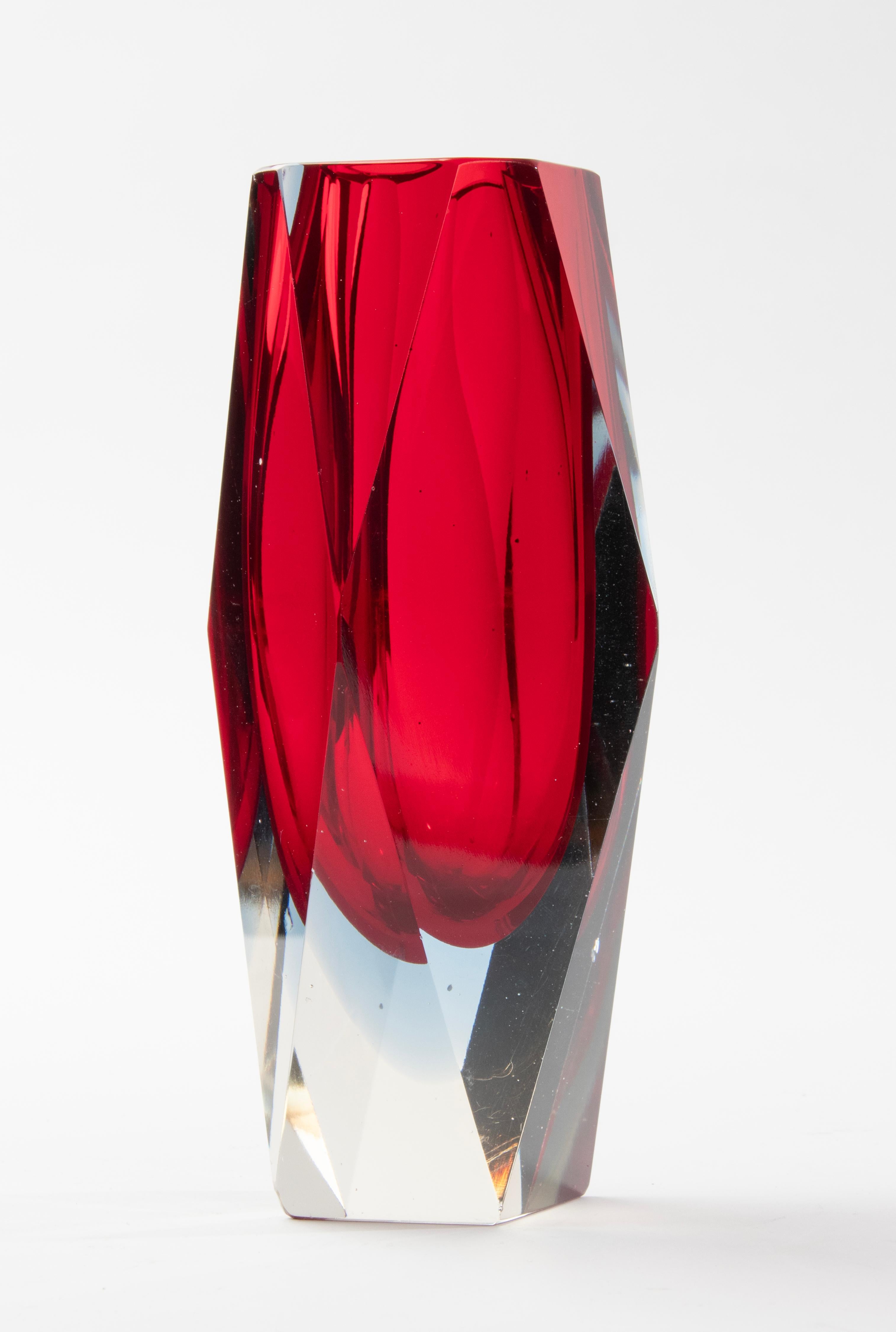 Eine schöne Sommerso-Vase aus Kunstglas, die dem italienischen Designer Flavio Poli zugeschrieben wird. 
Die Vase ist in gutem Zustand. Schöne Farben und Qualität. 

Abmessungen: 8,5 x 8,5 cm und 18 cm hoch. 
Kostenloser Versand weltweit