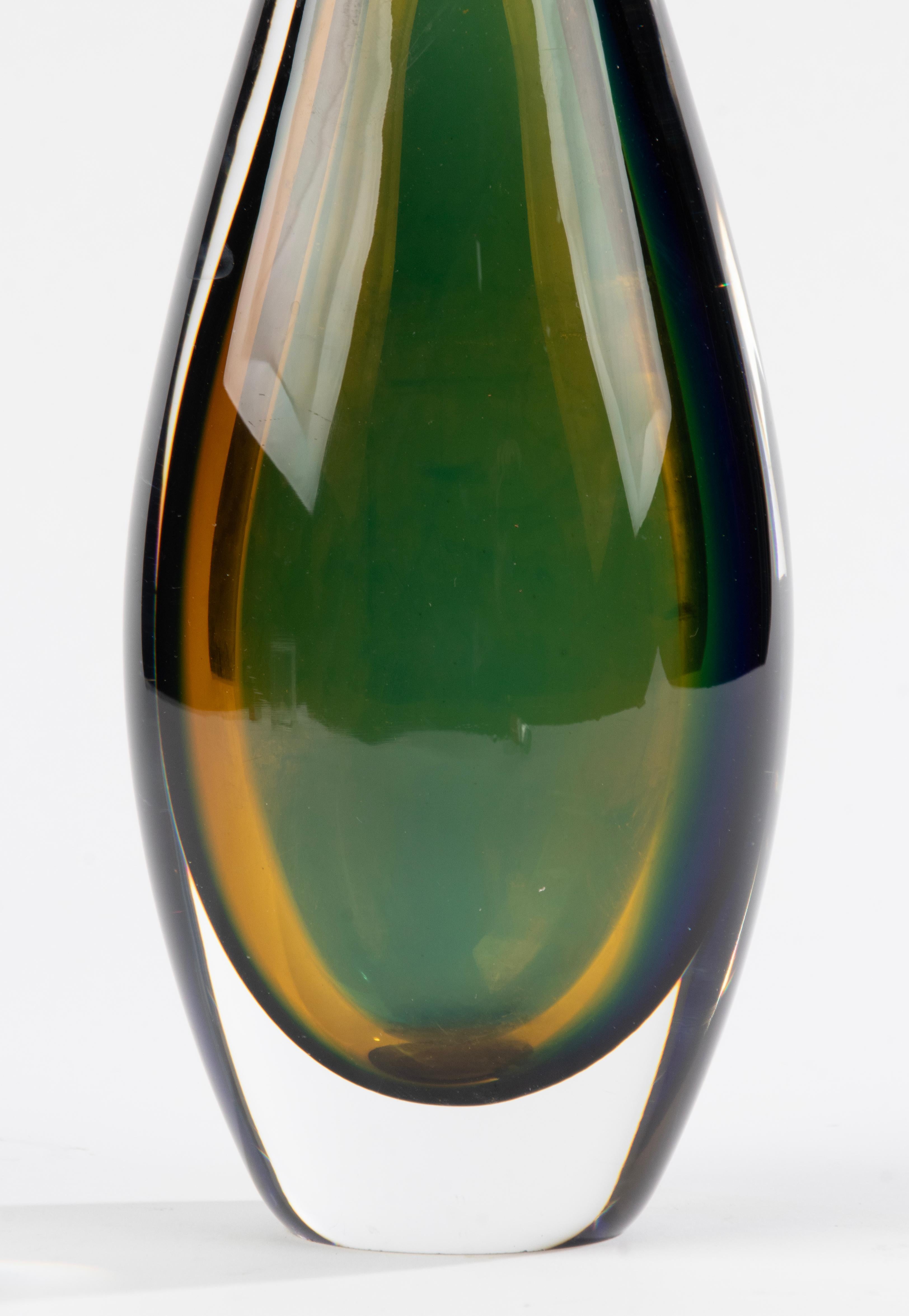 Fait main Vase en verre d'art moderne du milieu du siècle par Kosta Boda, conçu par Vicke Lindstrand  en vente