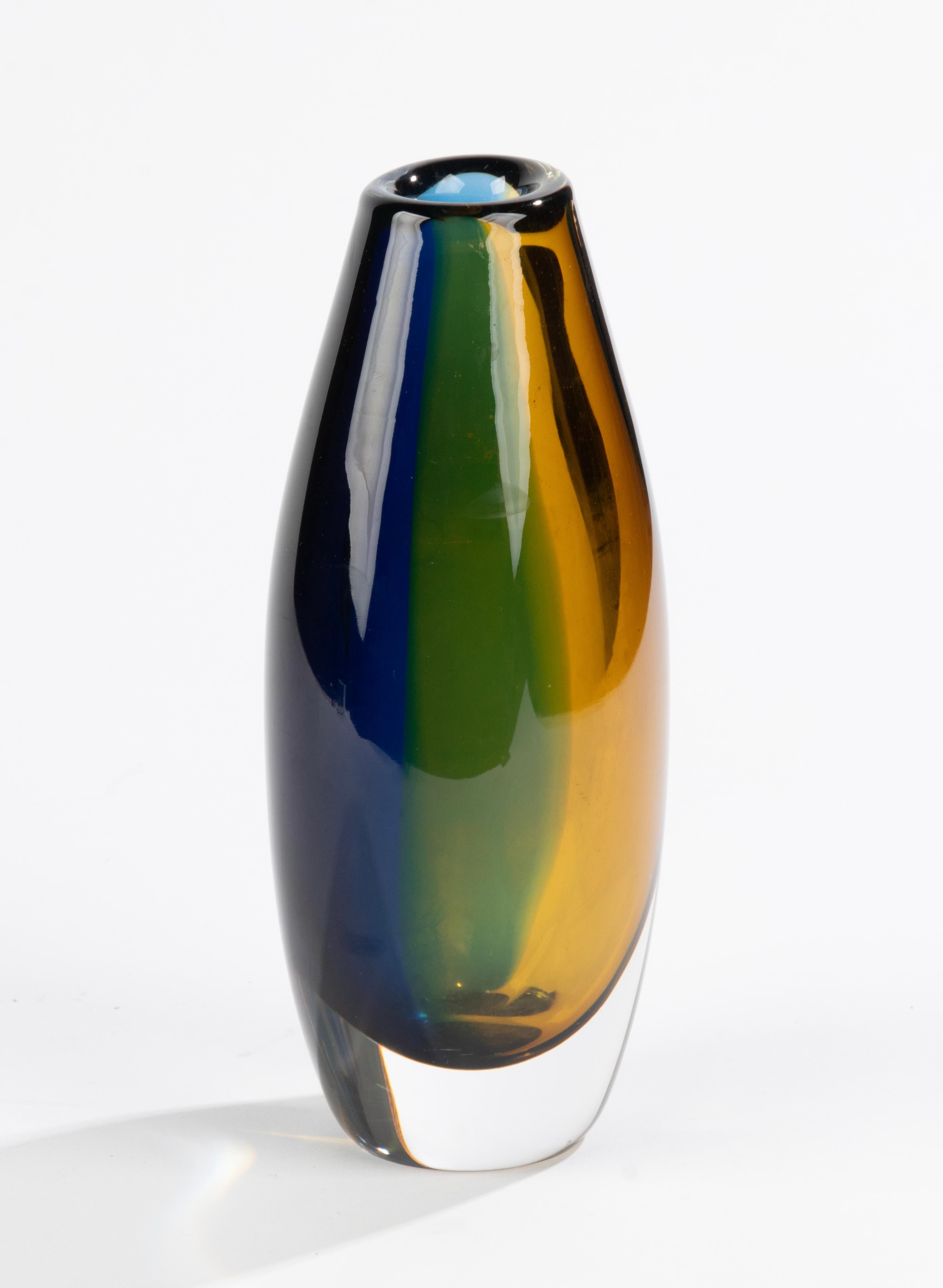 Vase en verre d'art moderne du milieu du siècle par Kosta Boda, conçu par Vicke Lindstrand  Bon état - En vente à Casteren, Noord-Brabant