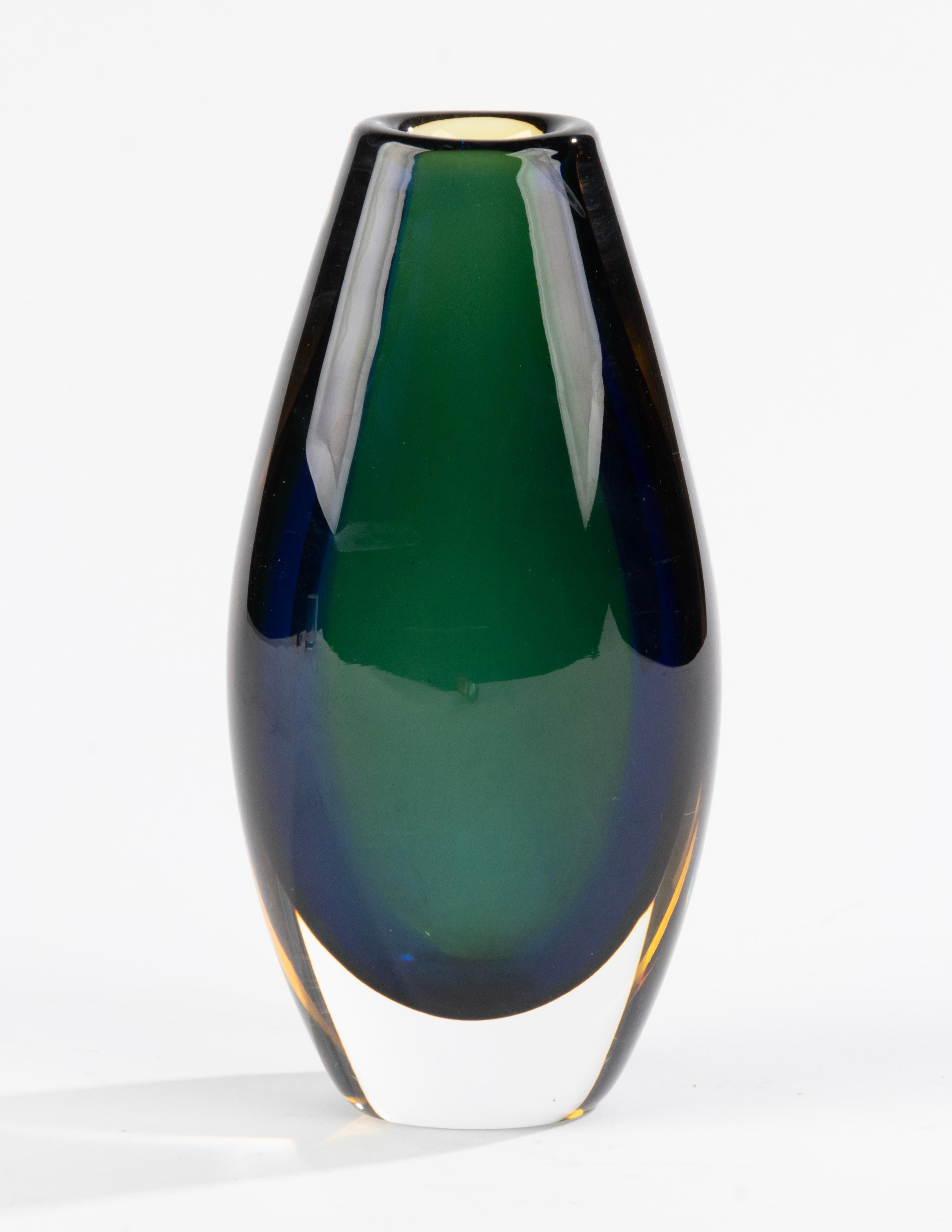 20ième siècle Vase en verre d'art moderne du milieu du siècle par Kosta Boda, conçu par Vicke Lindstrand  en vente