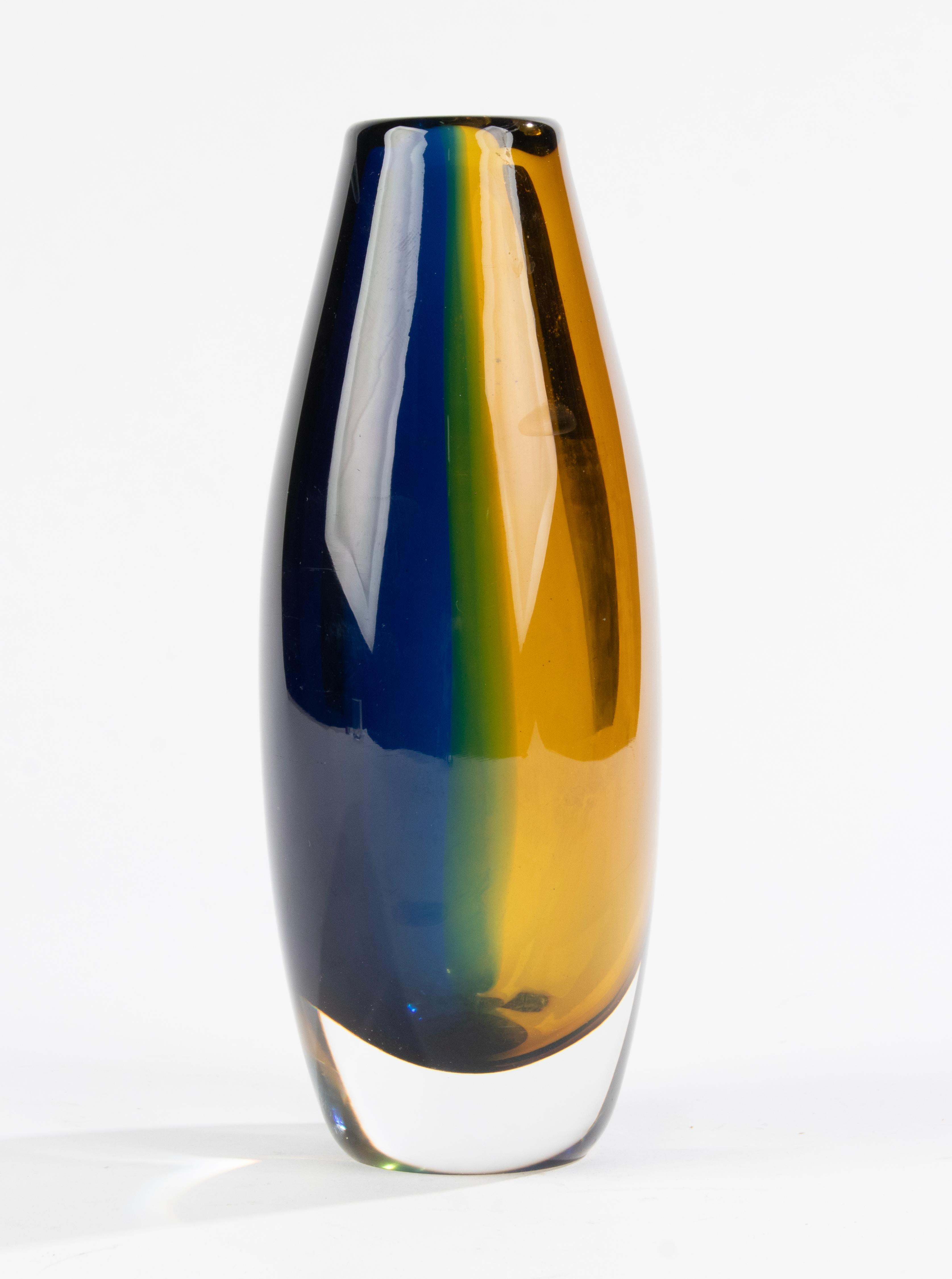 Moderne Kunstglasvase aus der Mitte des Jahrhunderts von Kosta Boda – entworfen von Vicke Lindstrand  (Glaskunst) im Angebot
