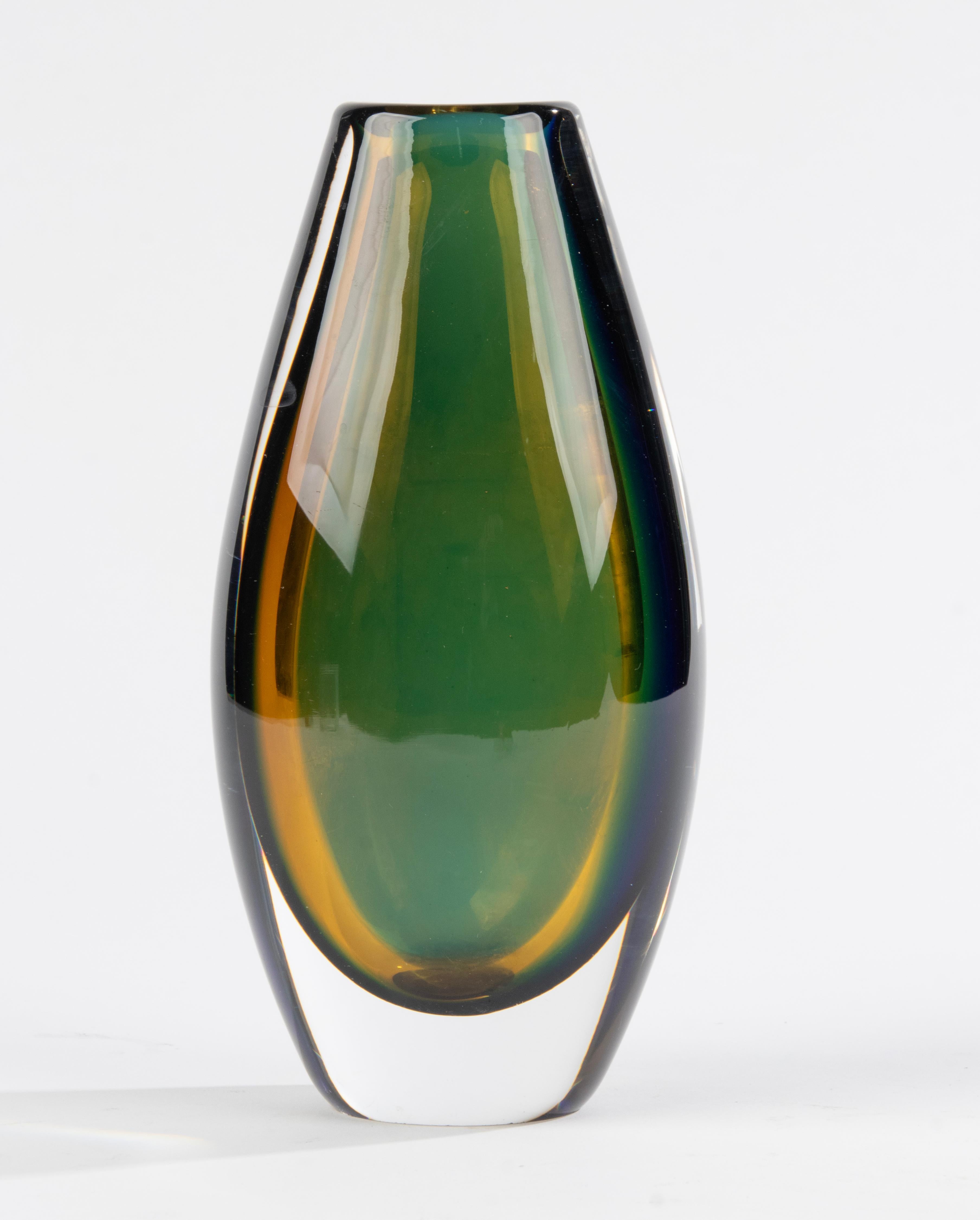 Vase en verre d'art moderne du milieu du siècle par Kosta Boda, conçu par Vicke Lindstrand  en vente 1