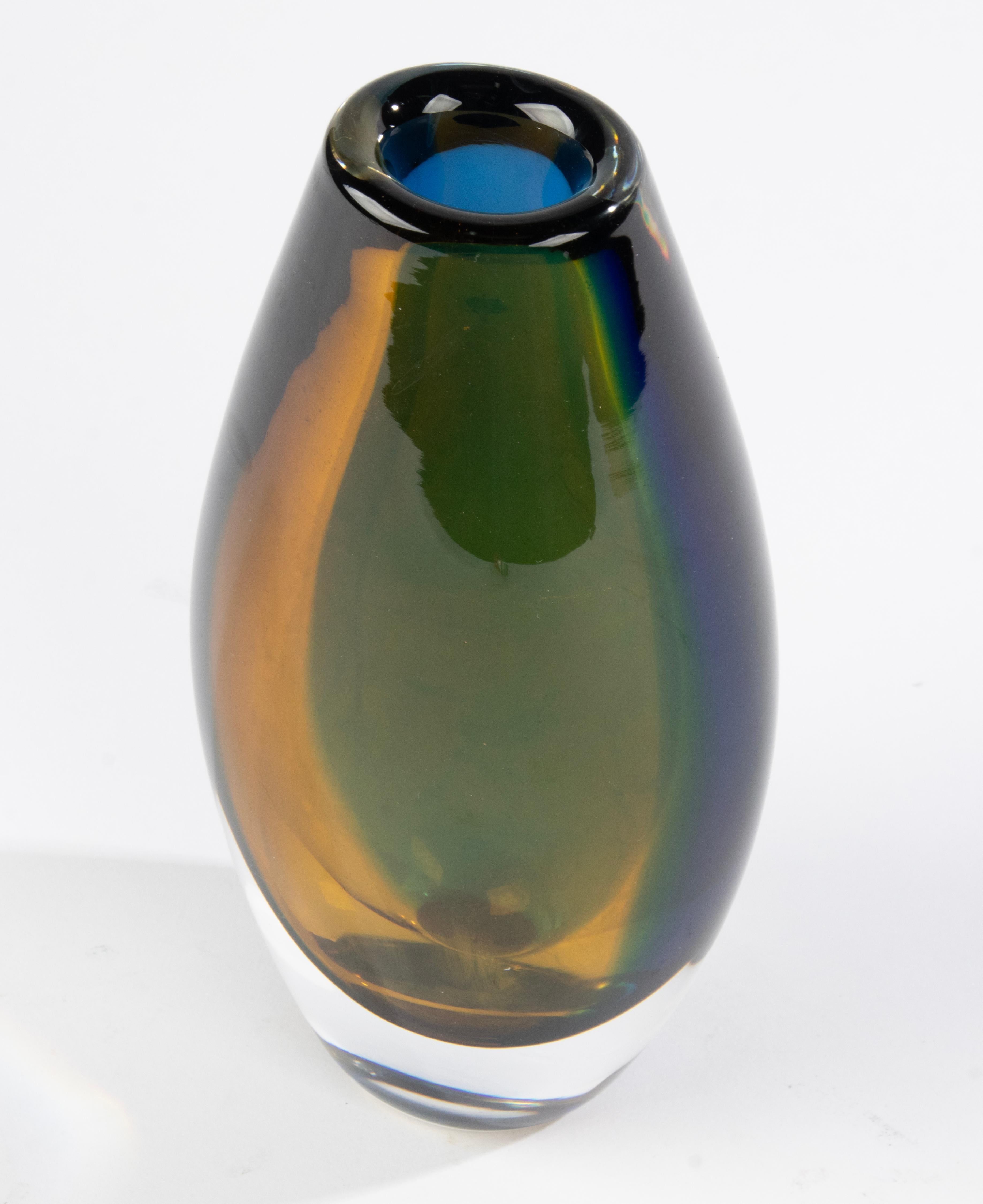 Vase en verre d'art moderne du milieu du siècle par Kosta Boda, conçu par Vicke Lindstrand  en vente 3