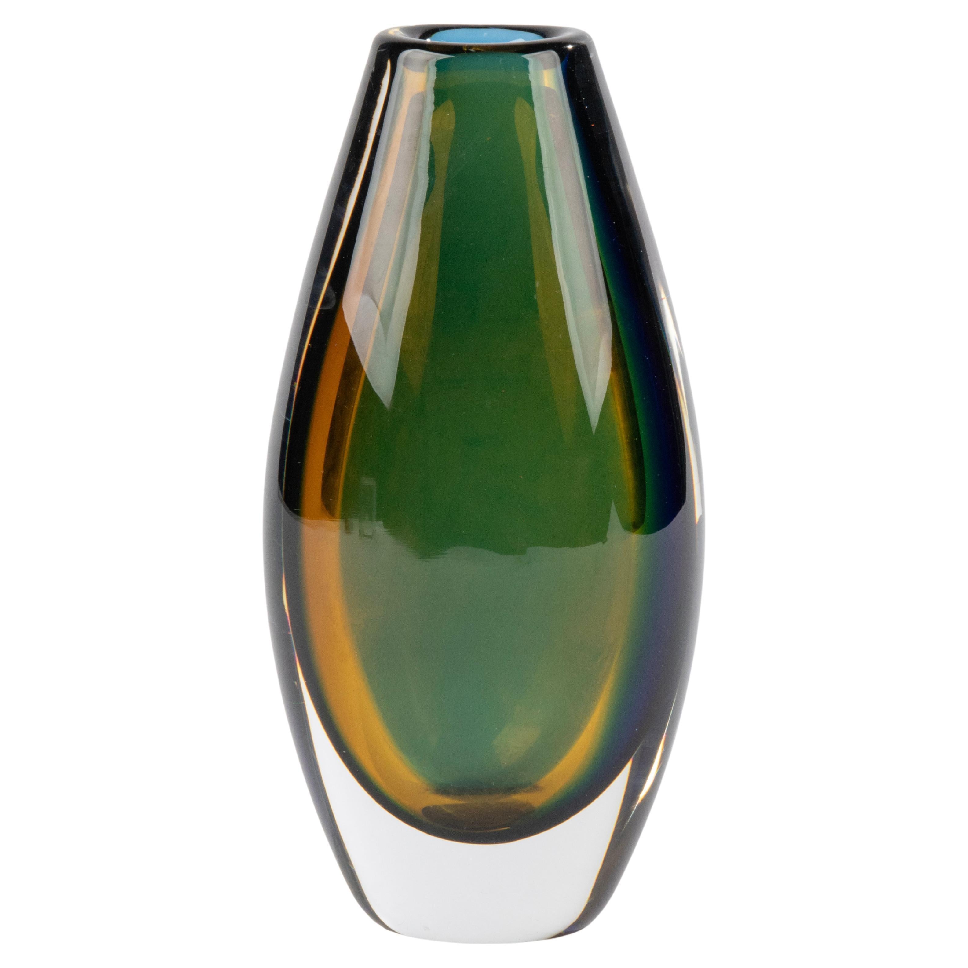 Vase en verre d'art moderne du milieu du siècle par Kosta Boda, conçu par Vicke Lindstrand 