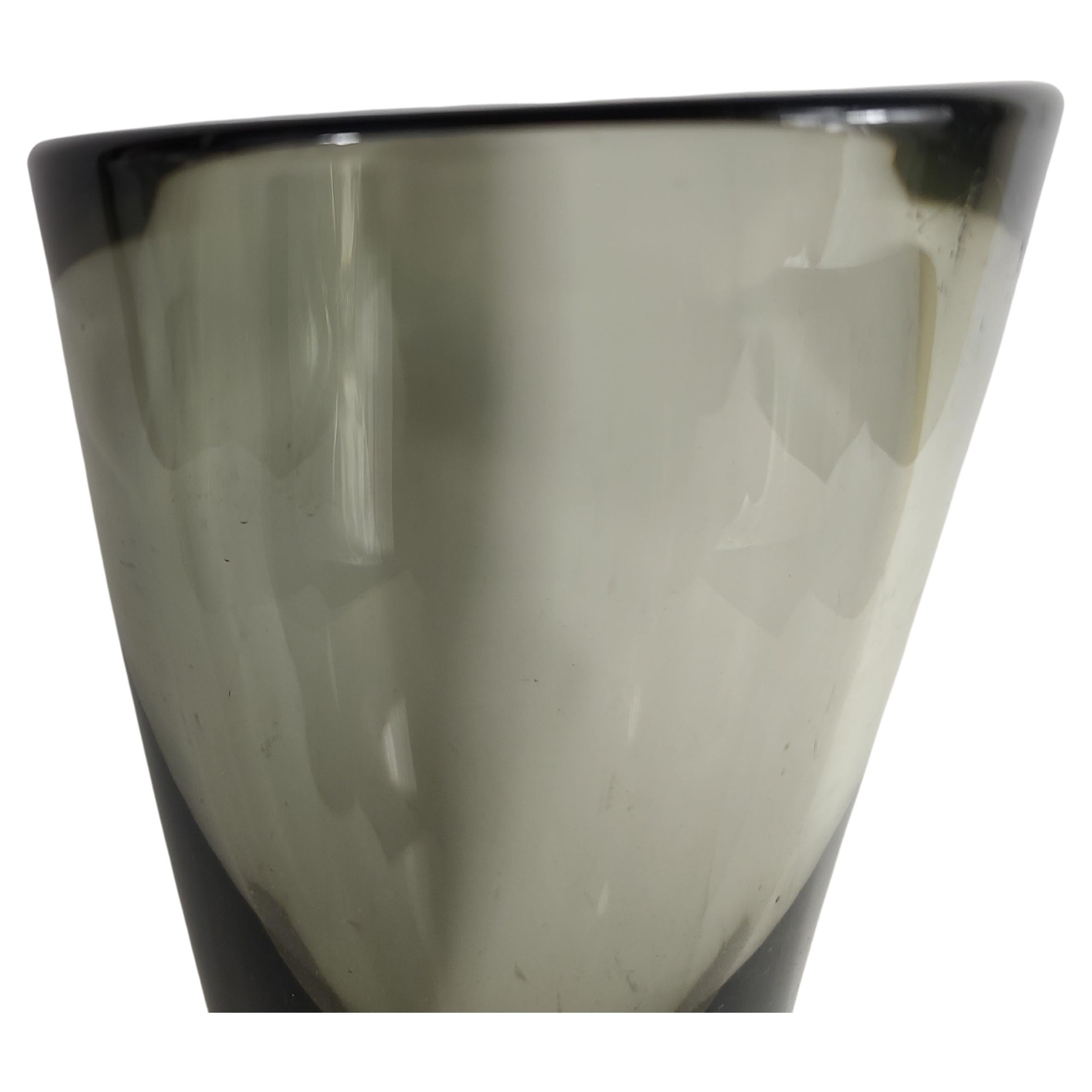 Fabuloso jarrón de cristal gris ahumado de c1960, de Per Lutken for Holmegaard. En excelente estado vintage con un desgaste mínimo, como era de esperar en la base. No hay daños. Firmado y fechado, Pontil pulido.