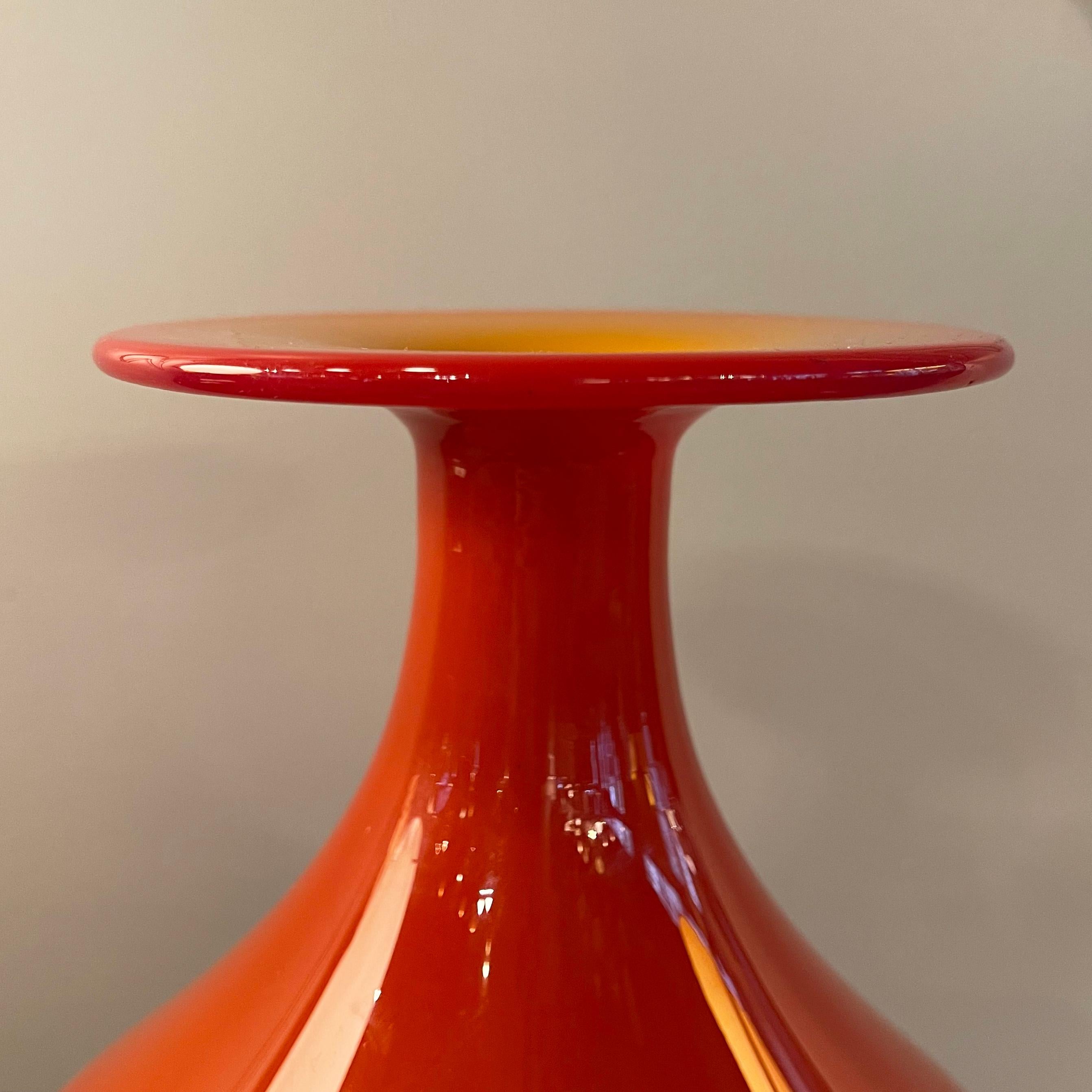 Mid Century Modern Art Glass Vase By Tom Connally, Greenwich Flint Craft For Sale 3