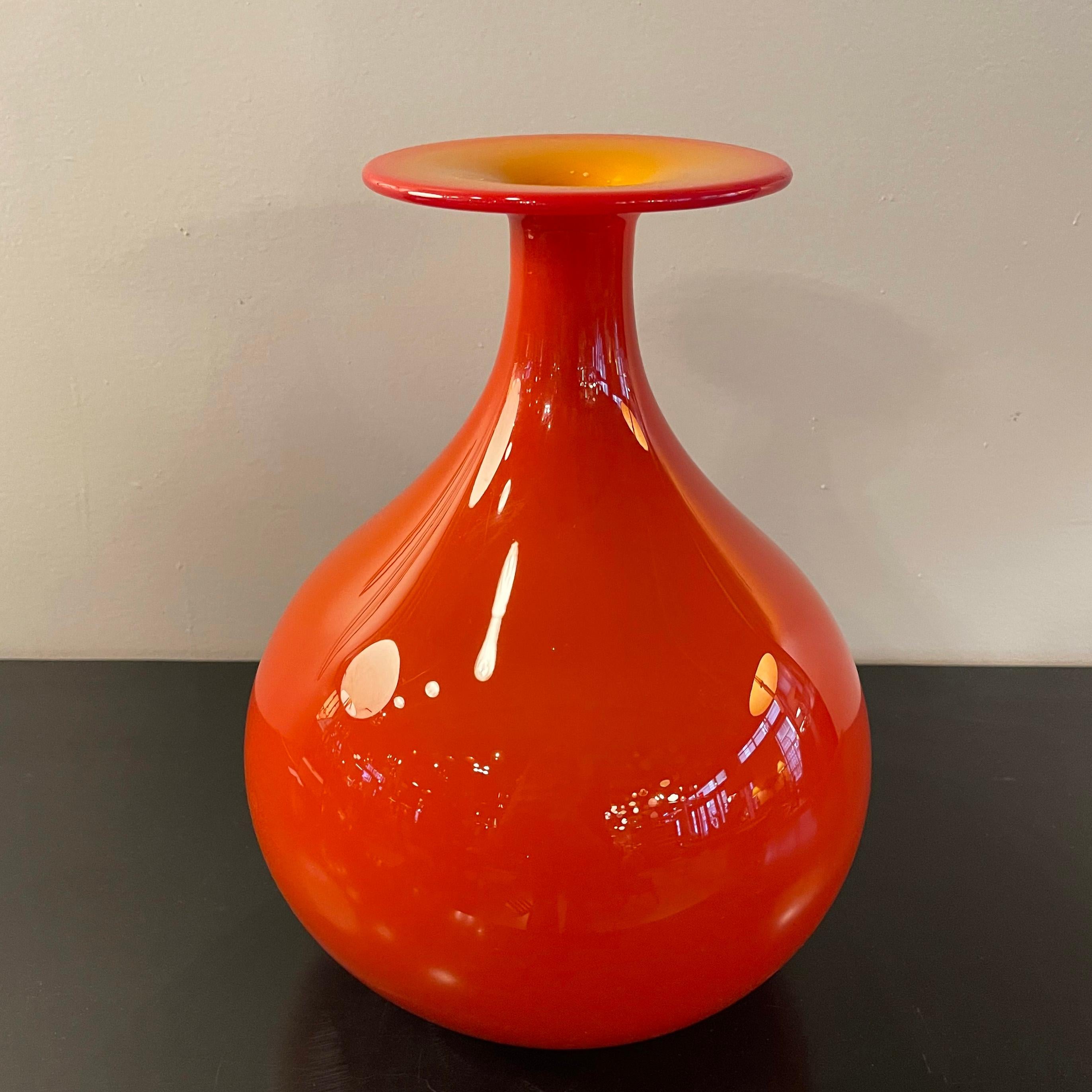 Mid-Century Modern Mid Century Modern Art Glass Vase By Tom Connally, Greenwich Flint Craft For Sale