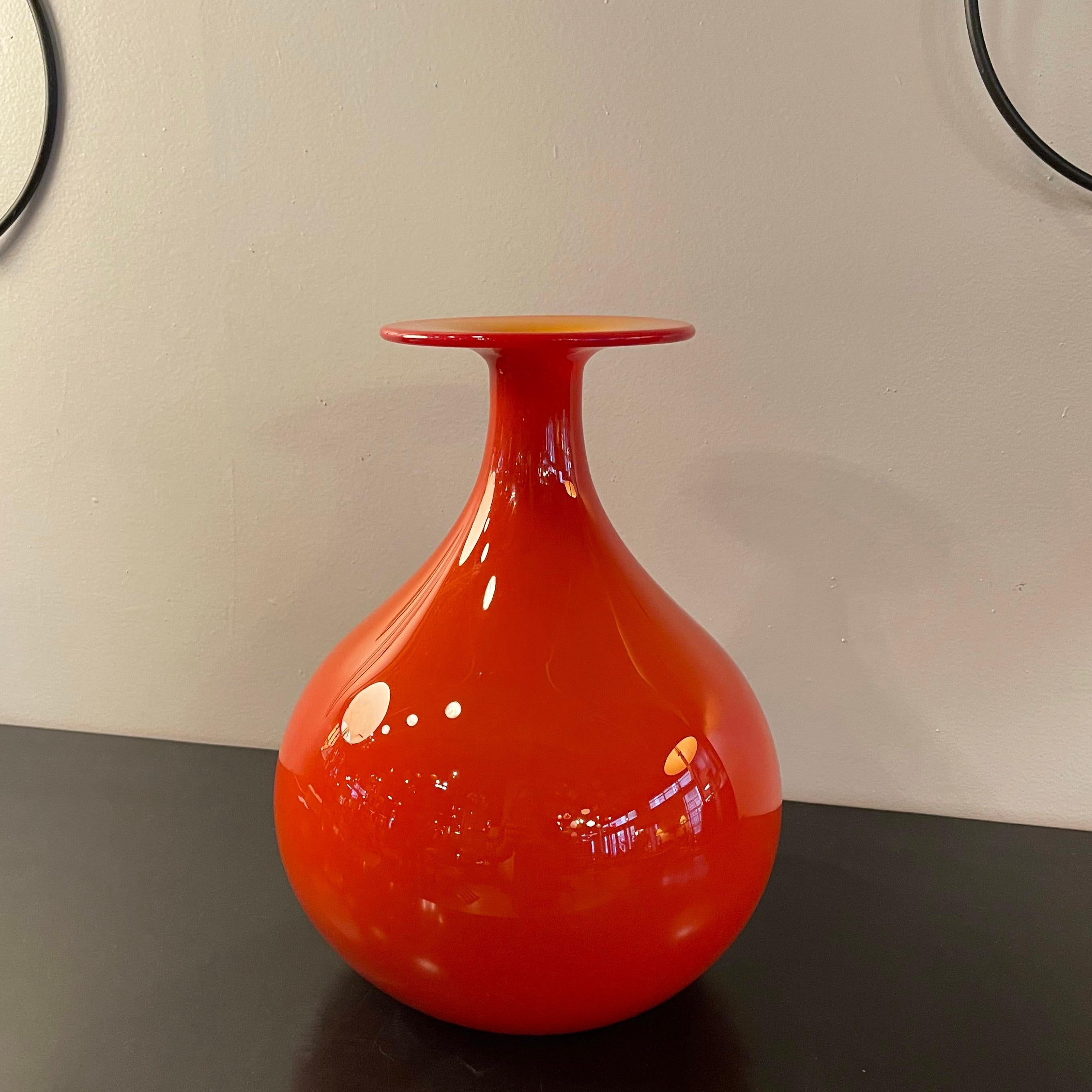 Mid Century Modern Art Glass Vase By Tom Connally, Greenwich Flint Craft In Good Condition For Sale In Brooklyn, NY