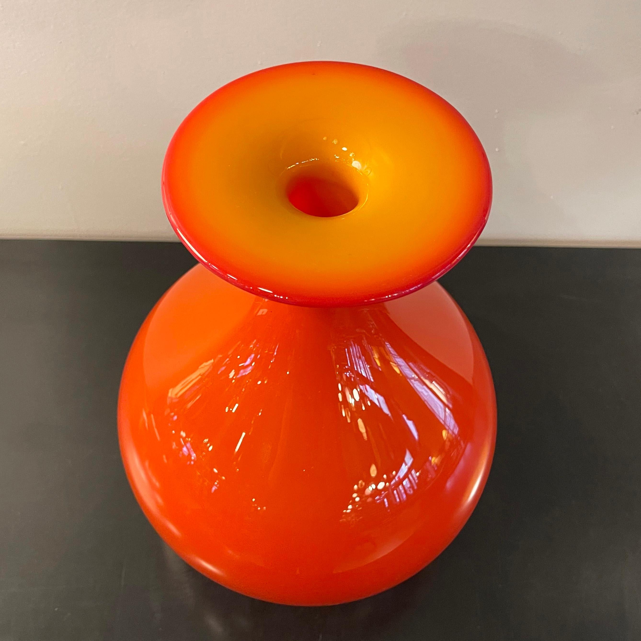 20th Century Mid Century Modern Art Glass Vase By Tom Connally, Greenwich Flint Craft For Sale