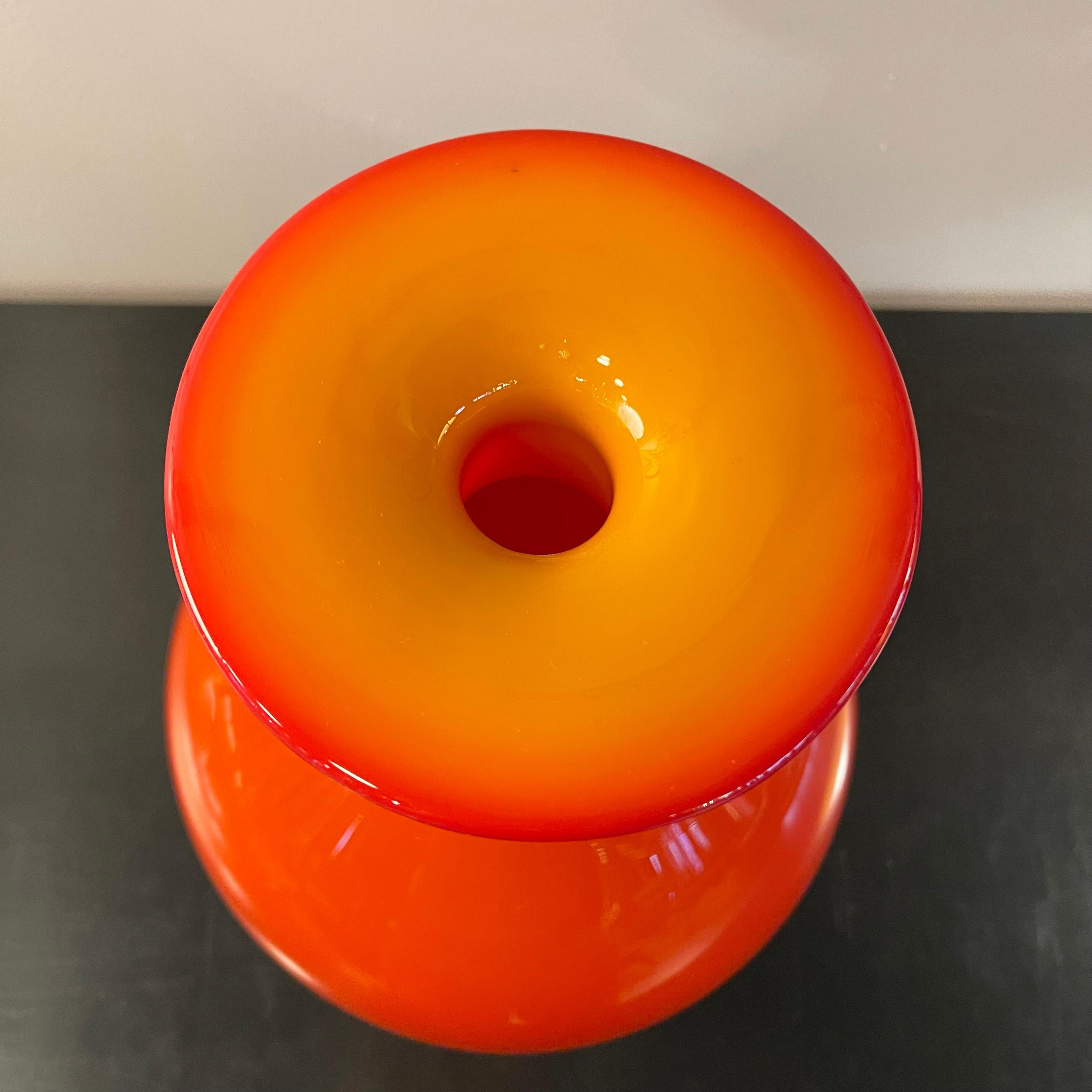 Mid Century Modern Art Glass Vase By Tom Connally, Greenwich Flint Craft For Sale 1