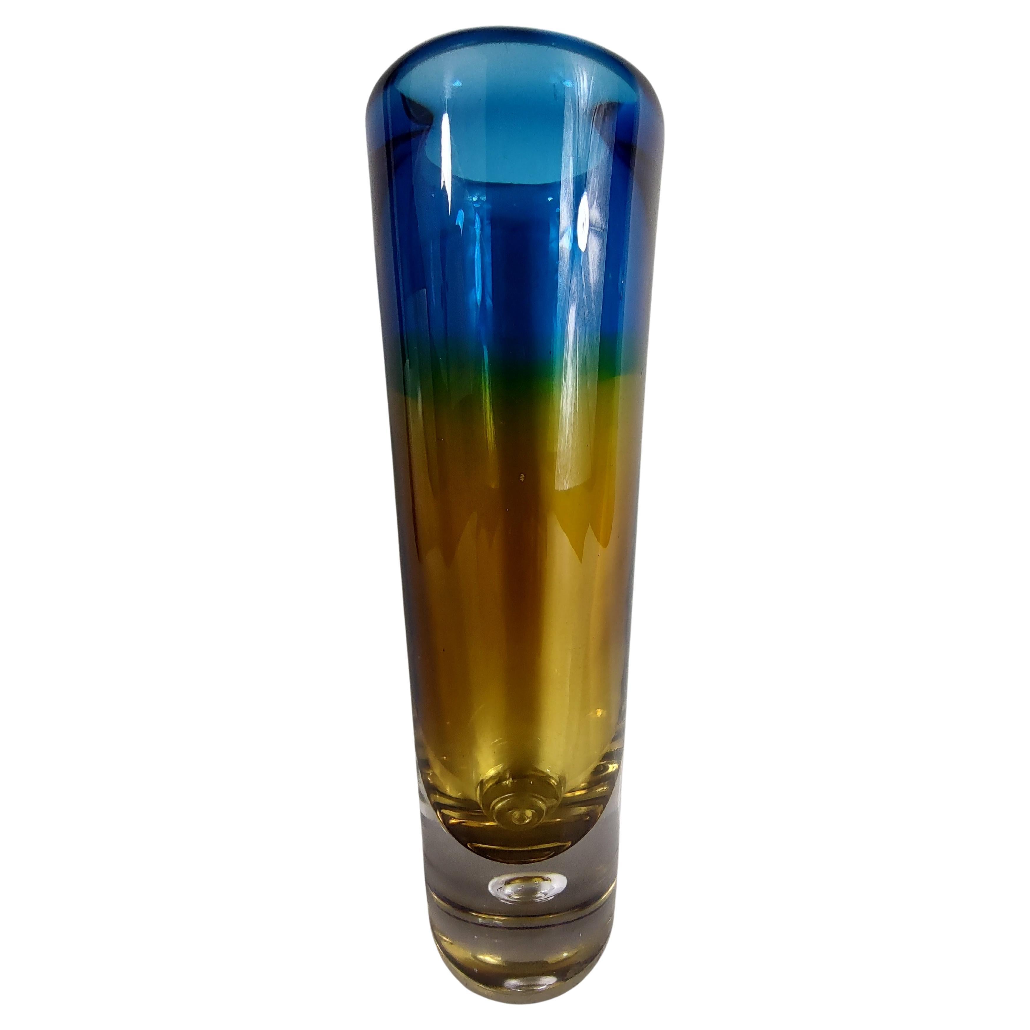 Vaso in vetro artistico moderno di metà secolo di Vicke Lindstrand per Kosta Boda # 41890