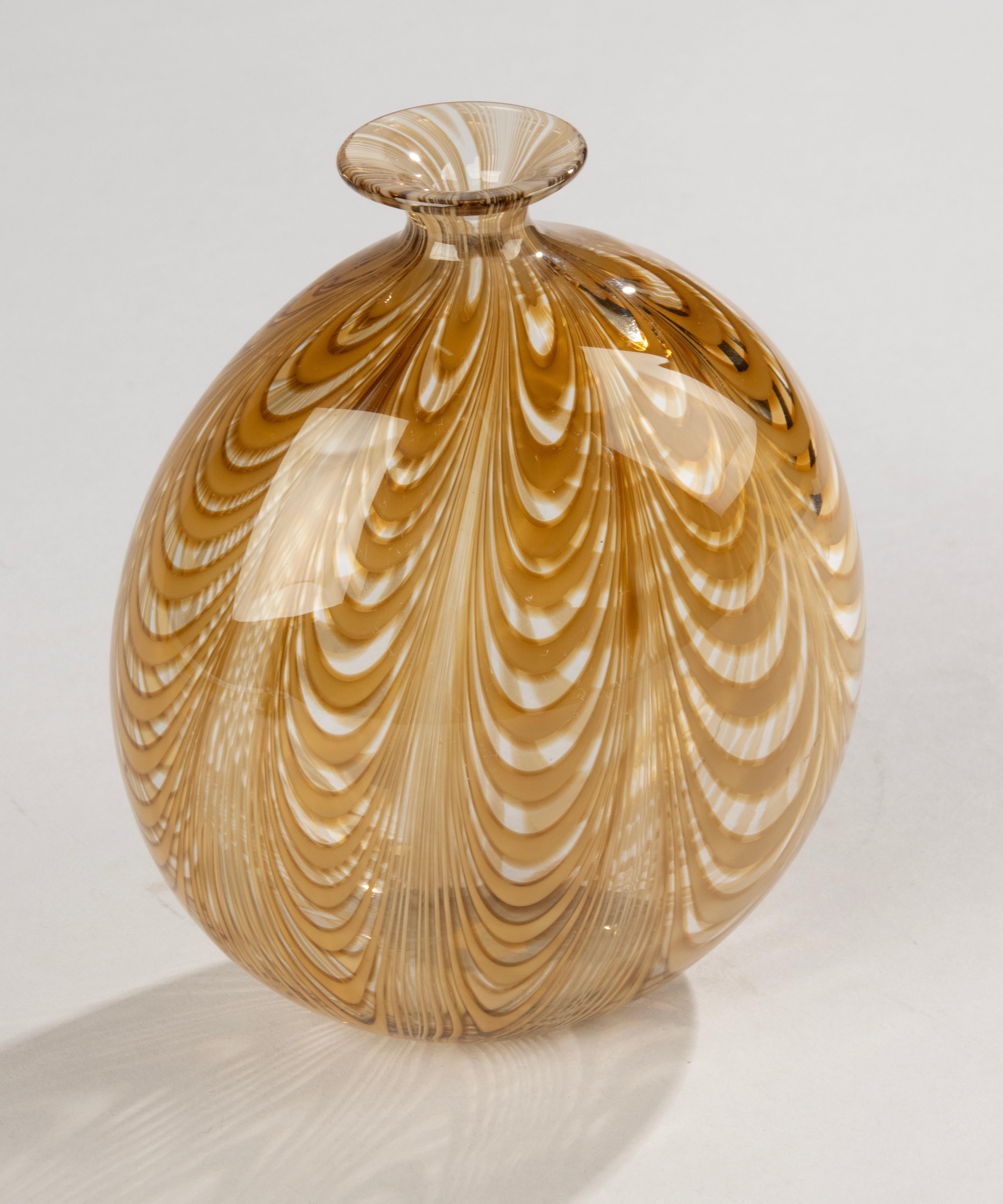 Un bellissimo vaso in vetro artistico del marchio italiano Cenedese Murano. Bellissimo design con corde attorcigliate nei toni del marrone e del bianco.
Designer sconosciuto, potrebbe essere Fabio Tosi.
Il vaso è in ottime condizioni. Nessuna