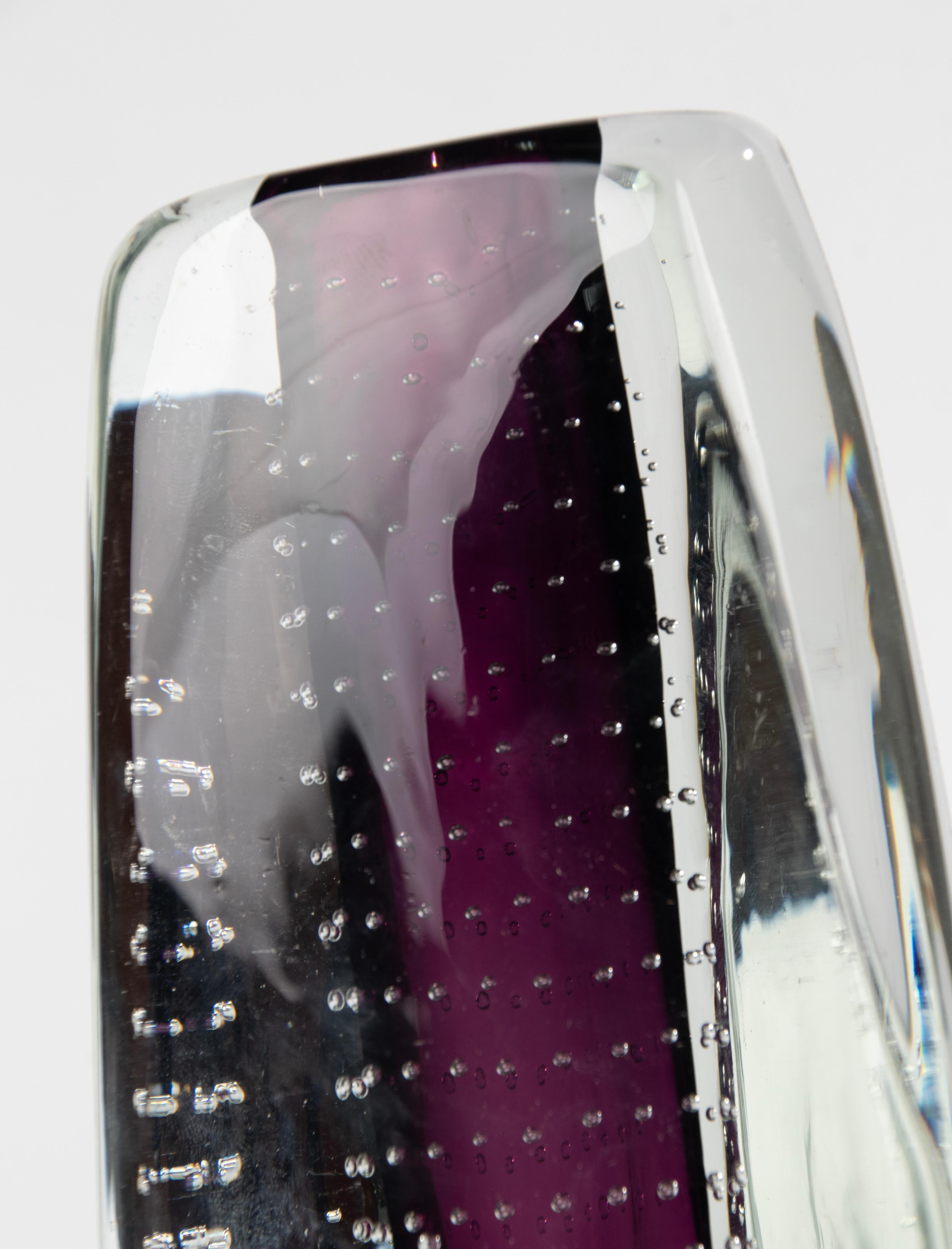 Un bellissimo vaso in vetro artistico della metà del secolo scorso, attribuito a Gunnel Nyman (designer) per Glashütte Theresienthal. 
Il vaso è in buone condizioni, ha solo una piccola puntura di pulce sul piede. 
Colore bellissimo, pareti pesanti
