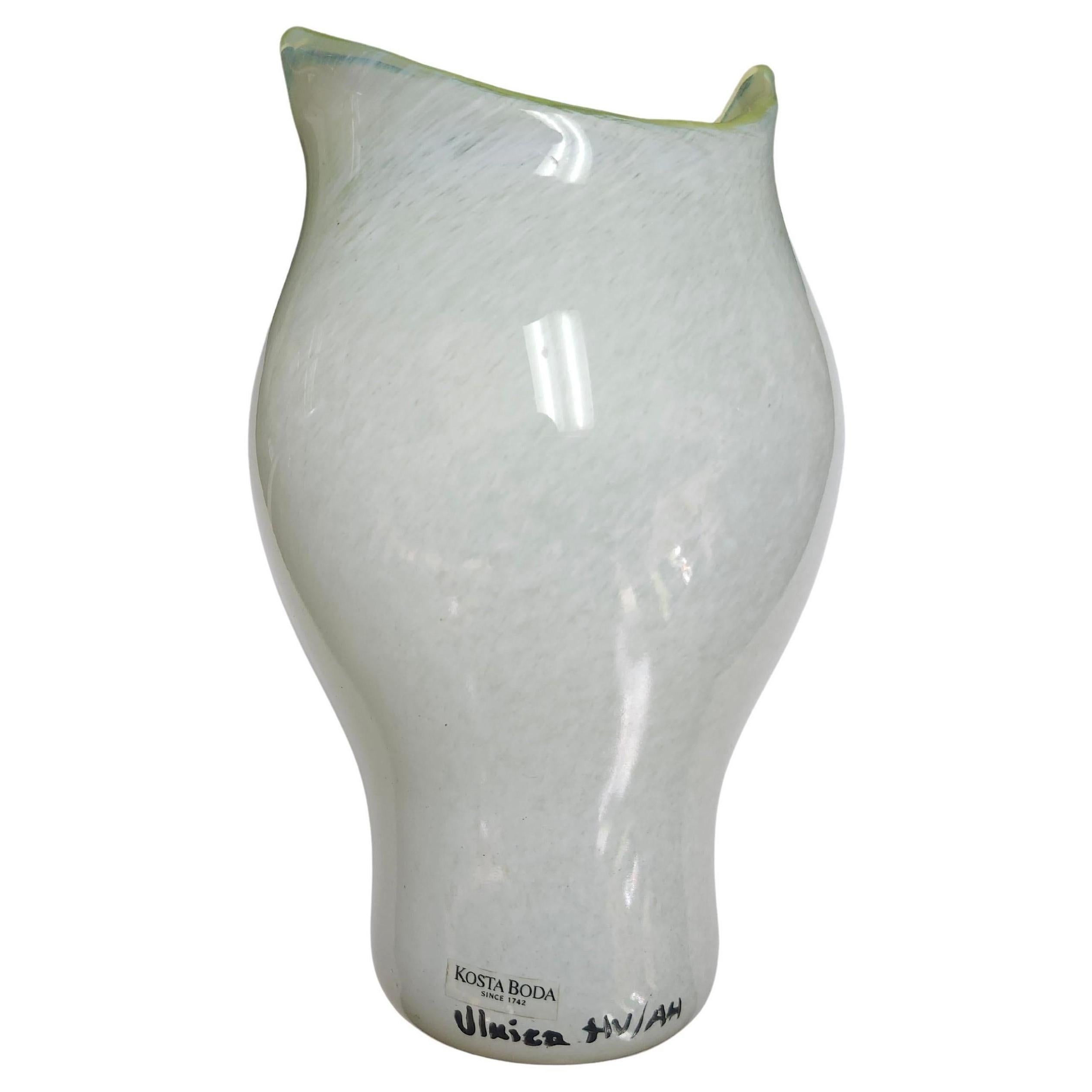 Vase en verre d'art fantastique, simple et élégant  Ouverture d'esprit  cat face design for Kosta Boda by Ulrica Hydman-Vallien . Il s'agit d'une version de taille moyenne du vase, d'une hauteur de 6,25 pouces et d'un diamètre de 4,25 pouces à son