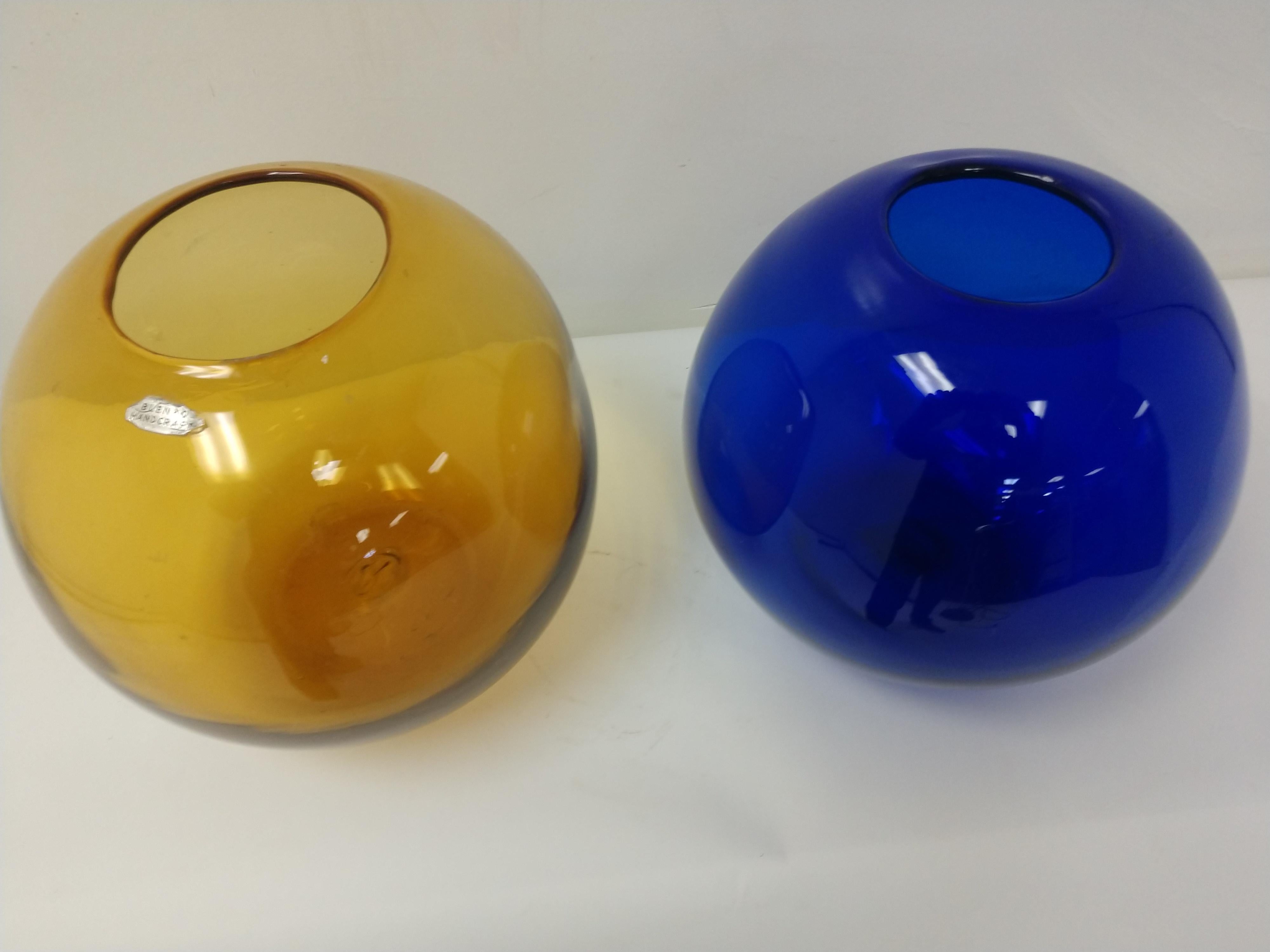 Fait main Vases en verre d'art moderne du milieu du siècle dernier par Blenko, bleu et boule ambrée en vente