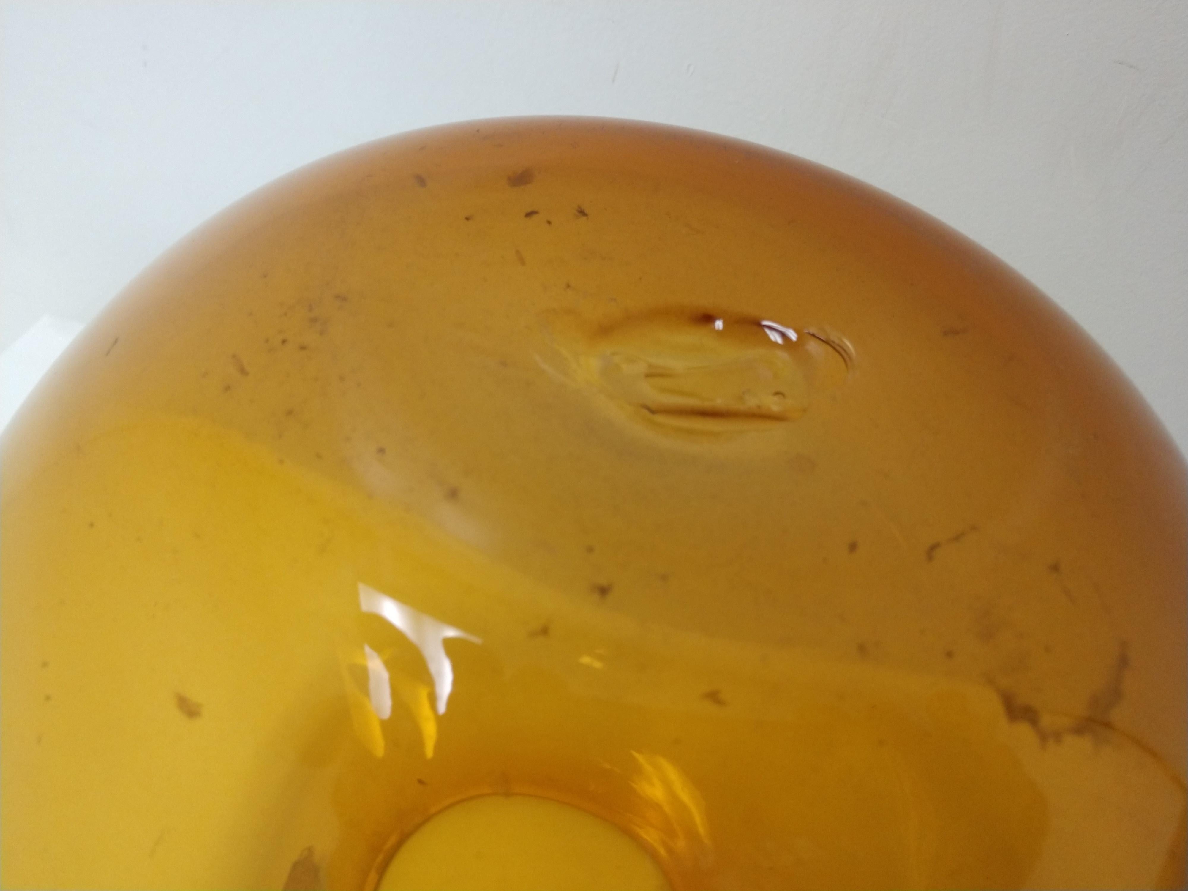 Metà XX secolo Vasi in vetro artistico della metà del secolo scorso di Blenko Blue and Amber Ball Form A in vendita