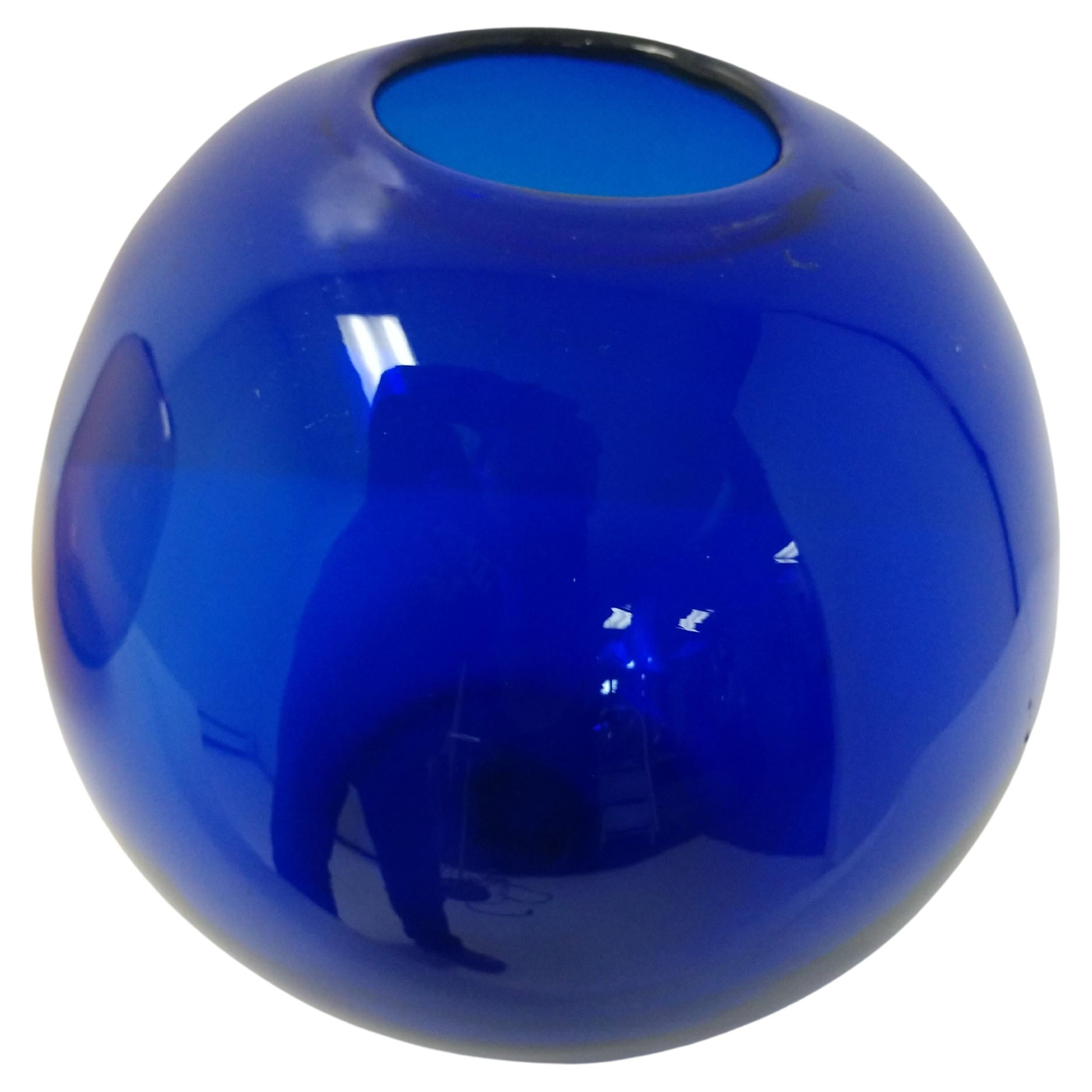Jarrones de vidrio artístico moderno de mediados de siglo de Blenko Forma de bola azul y ámbar Moderno de mediados de siglo en venta
