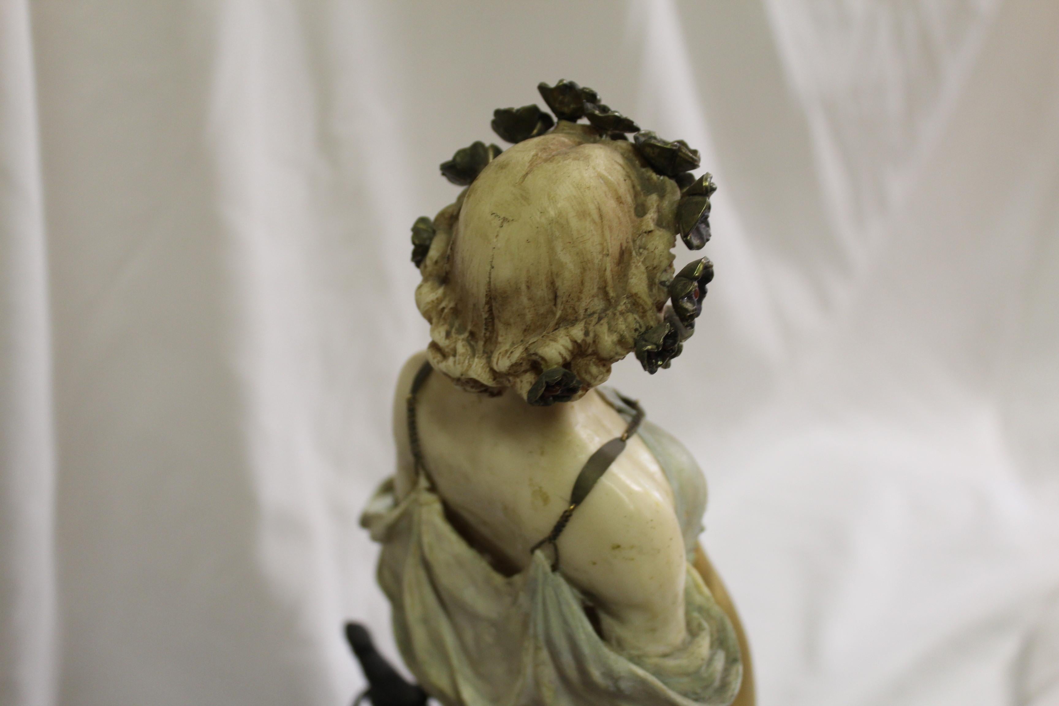 Fine XX secolo Scultura di donna in stile Art Nouveau di metà secolo, bronzo, firmata dall'artista in vendita
