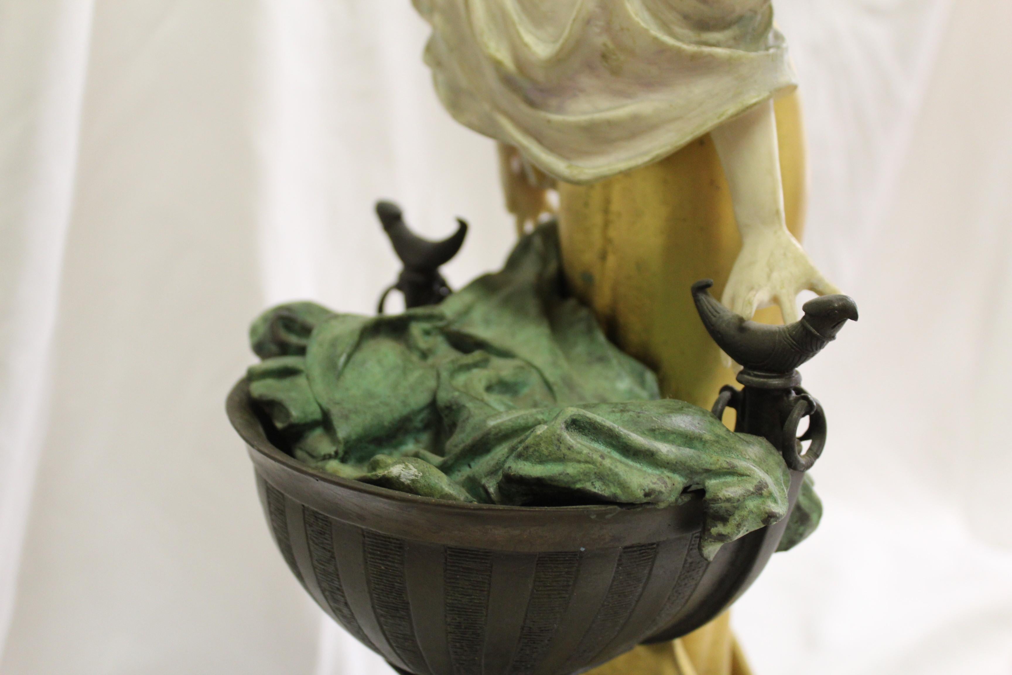 Bronzo Scultura di donna in stile Art Nouveau di metà secolo, bronzo, firmata dall'artista in vendita