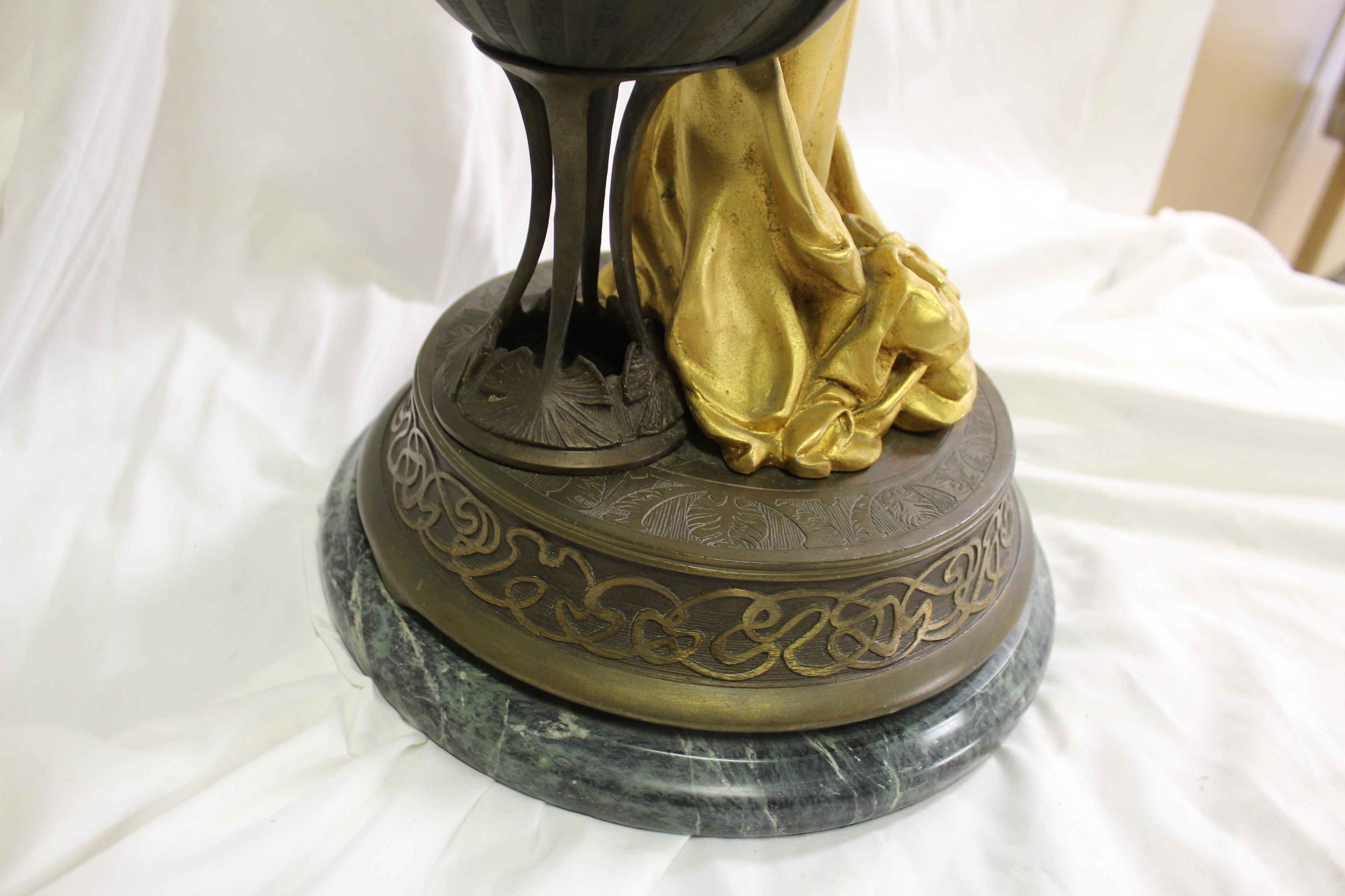 Scultura di donna in stile Art Nouveau di metà secolo, bronzo, firmata dall'artista in vendita 1