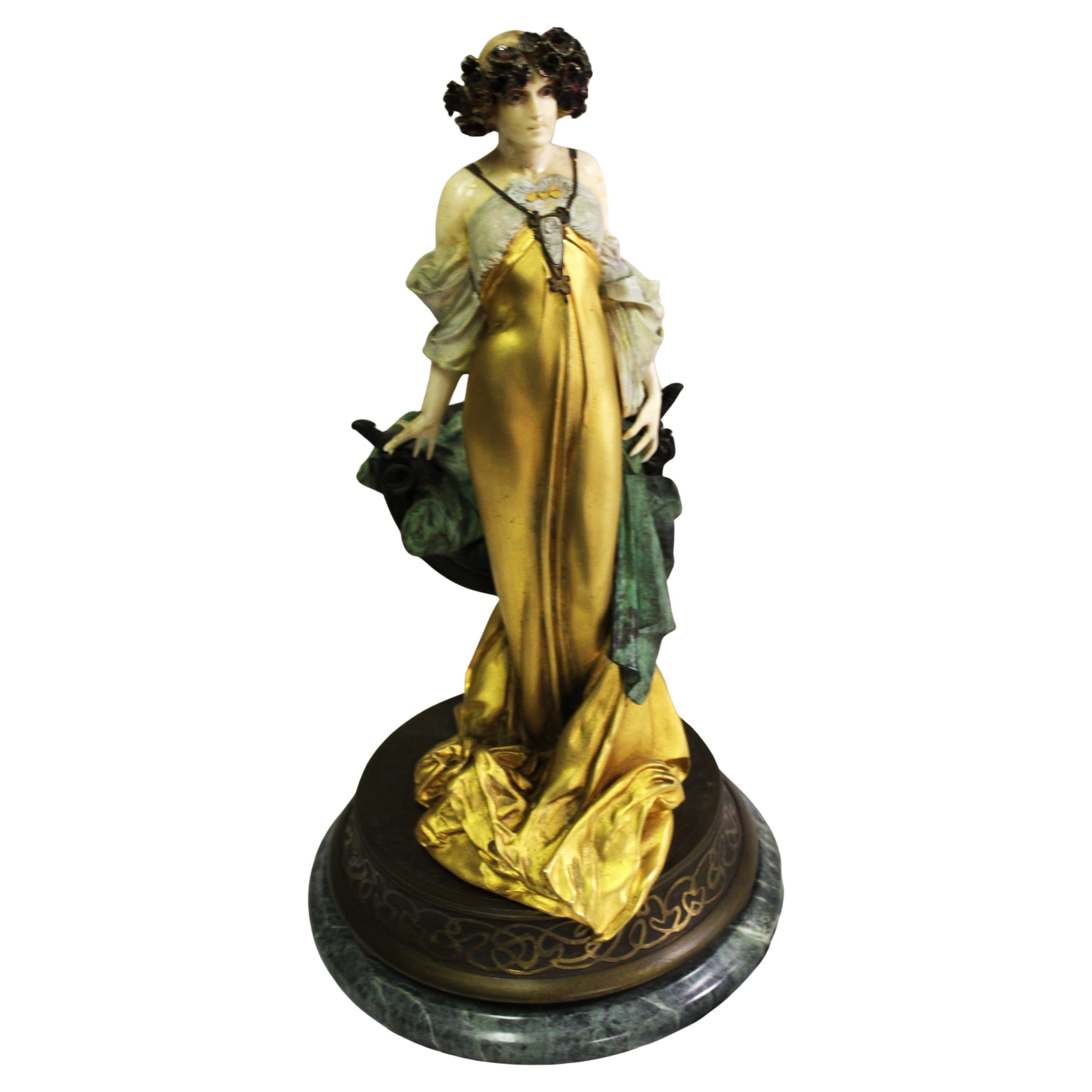 Scultura di donna in stile Art Nouveau di metà secolo, bronzo, firmata dall'artista in vendita