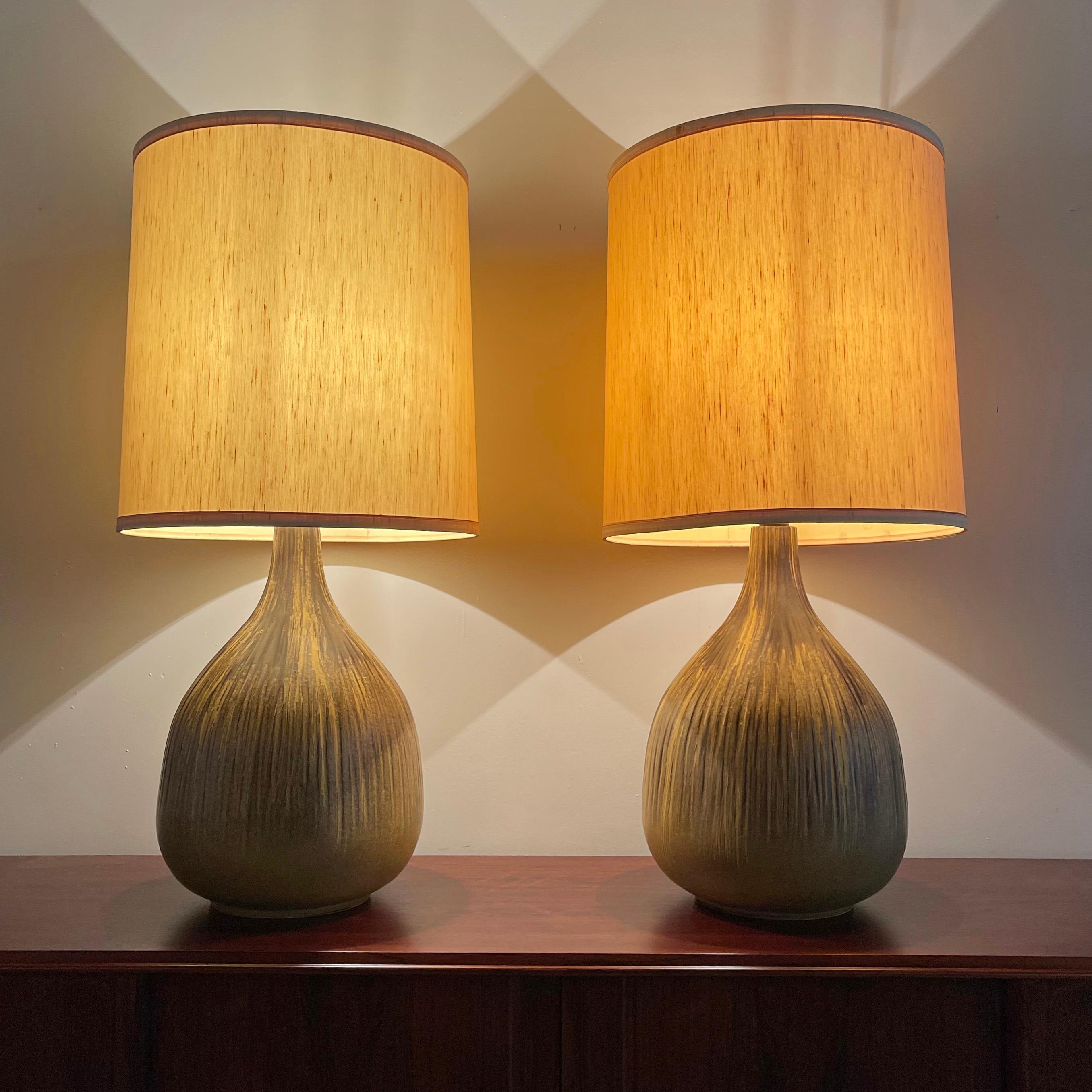 Mid-Century Modern Art Pottery Gourd Table Lamps In Good Condition In Brooklyn, NY