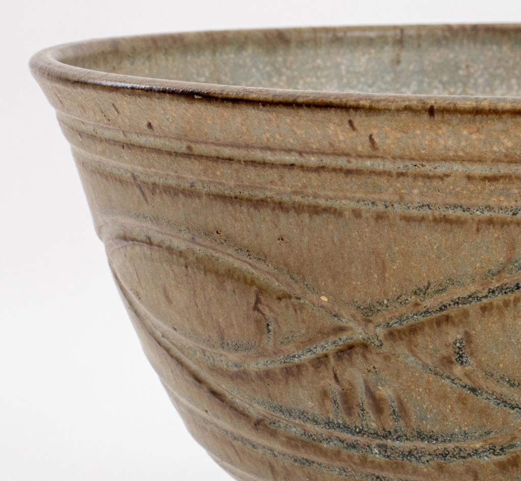 Mid-Century Modern Art Pottery Studio large glazed ceramic centerpiece bowl, signed to underside.

Dimensions: 7.5