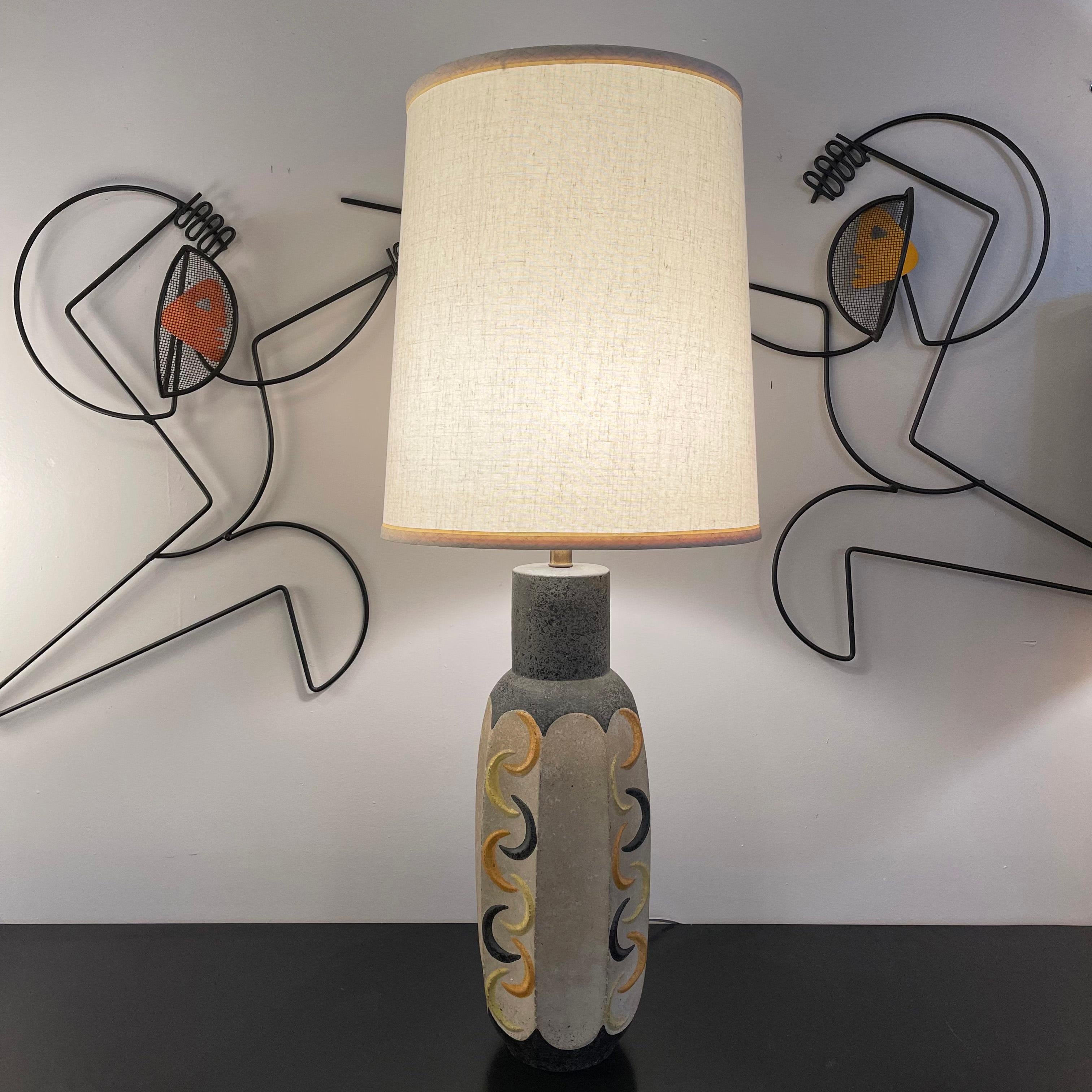 Lámpara de sobremesa de cerámica artística moderna de mediados de siglo by Tye of California Moderno de mediados de siglo en venta