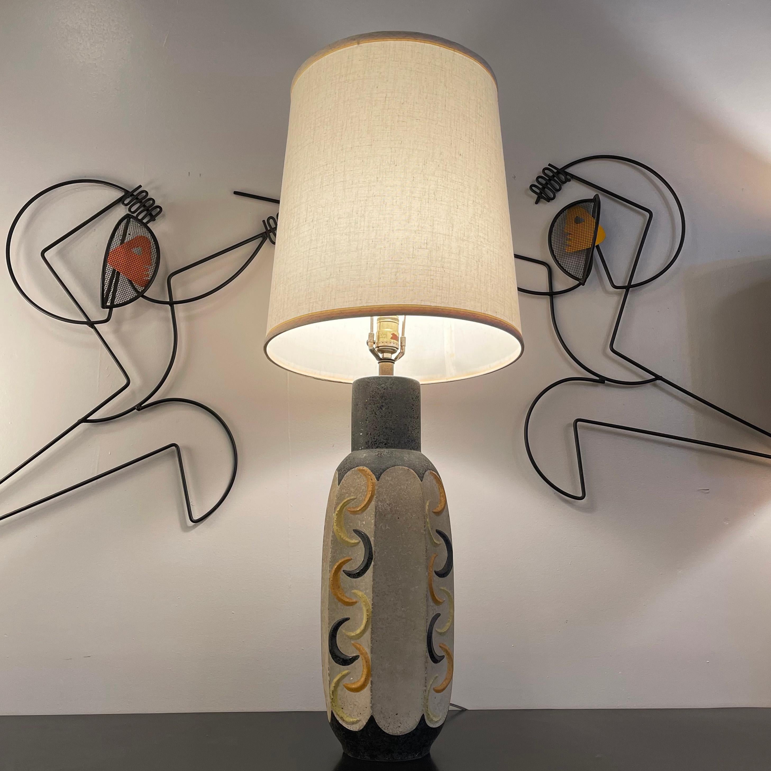 Moderne Kunstkeramik-Tischlampe aus der Mitte des Jahrhunderts von Tye Of California im Zustand „Gut“ im Angebot in Brooklyn, NY