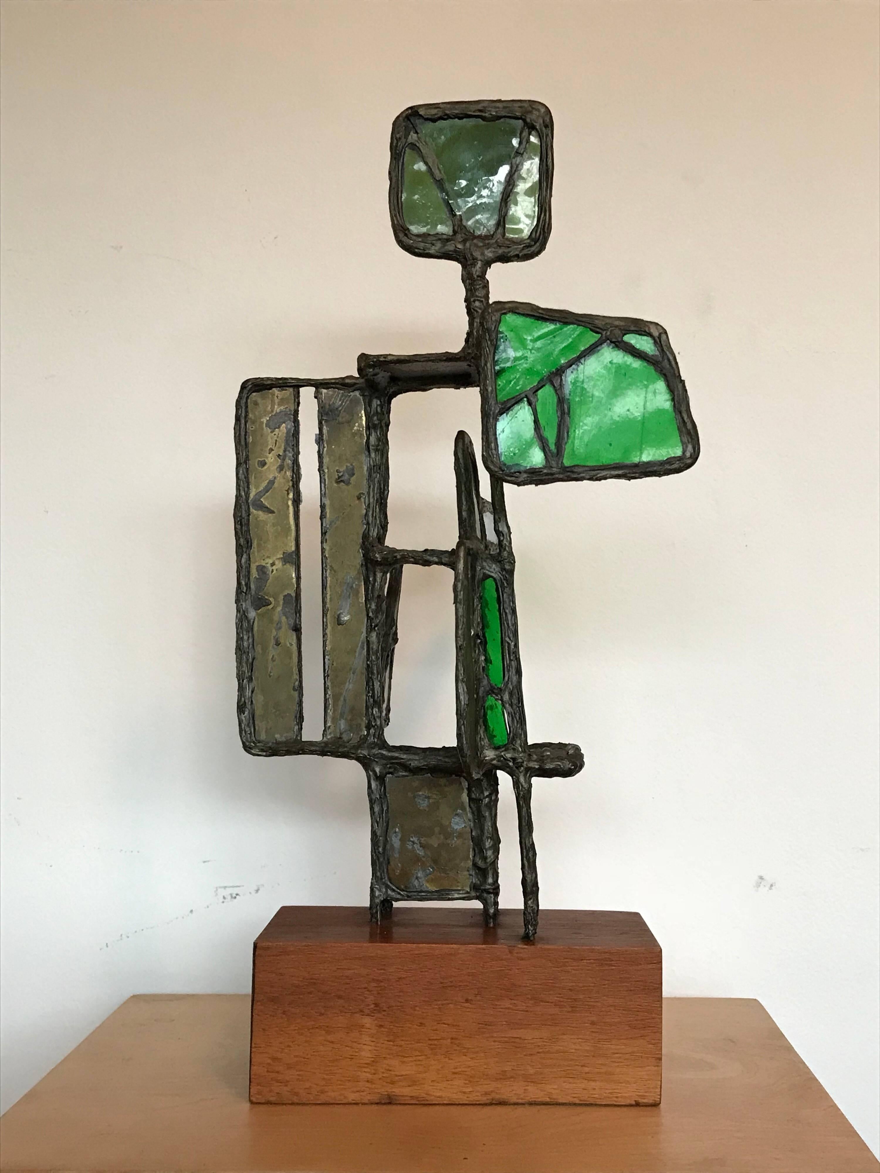 Eine lustige:: dekorative Skulptur. 
Handgefertigt aus Stahldraht mit geschmolzenem Metall:: farbigen Glasstücken und Messing auf einem Sockel aus massivem Walnussholz. 
Geringe Gebrauchsspuren:: guter Originalzustand