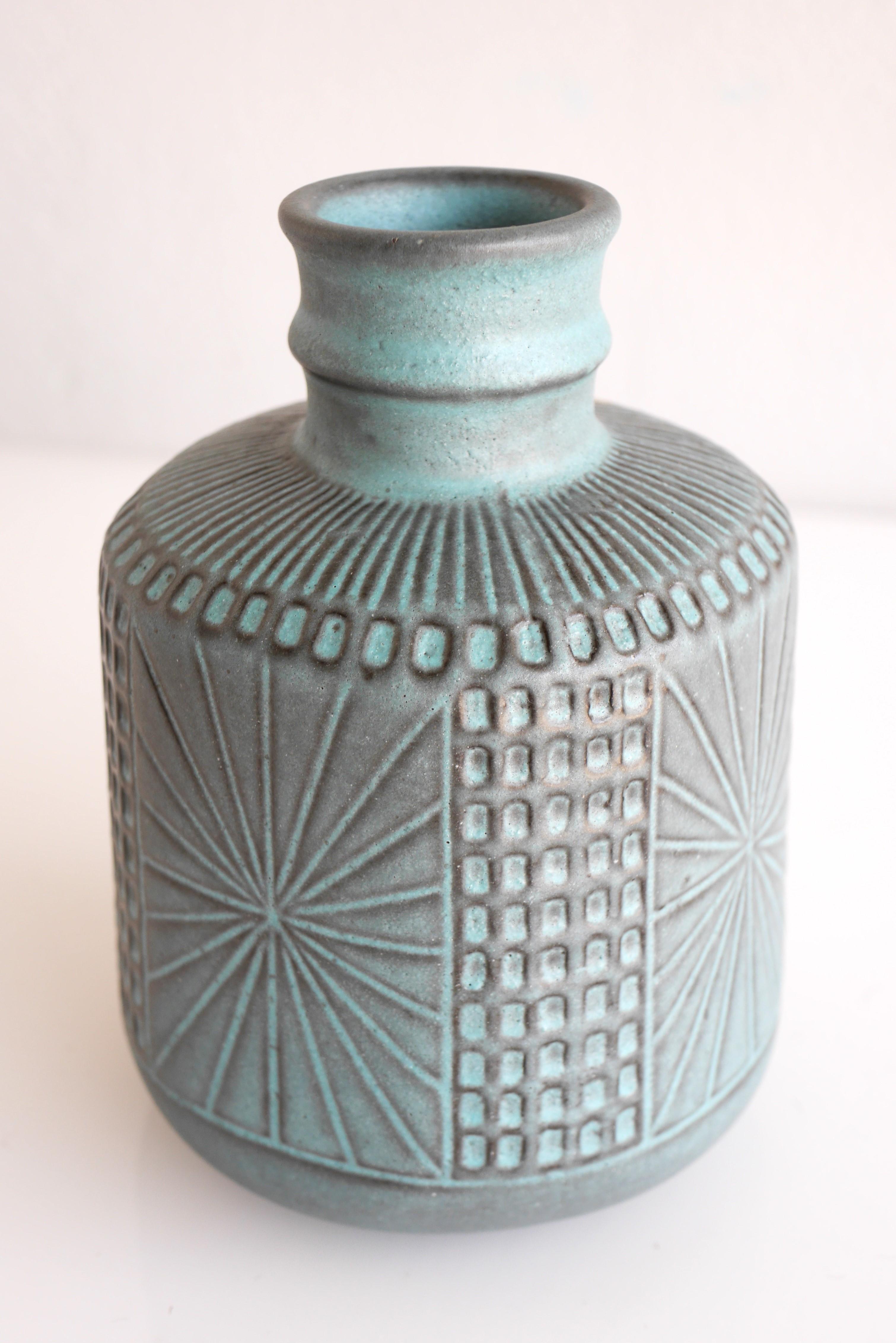 Vaso d'arte moderna di metà secolo di Mari Simmulson per Upsala Ekeby, Svezia in vendita 3