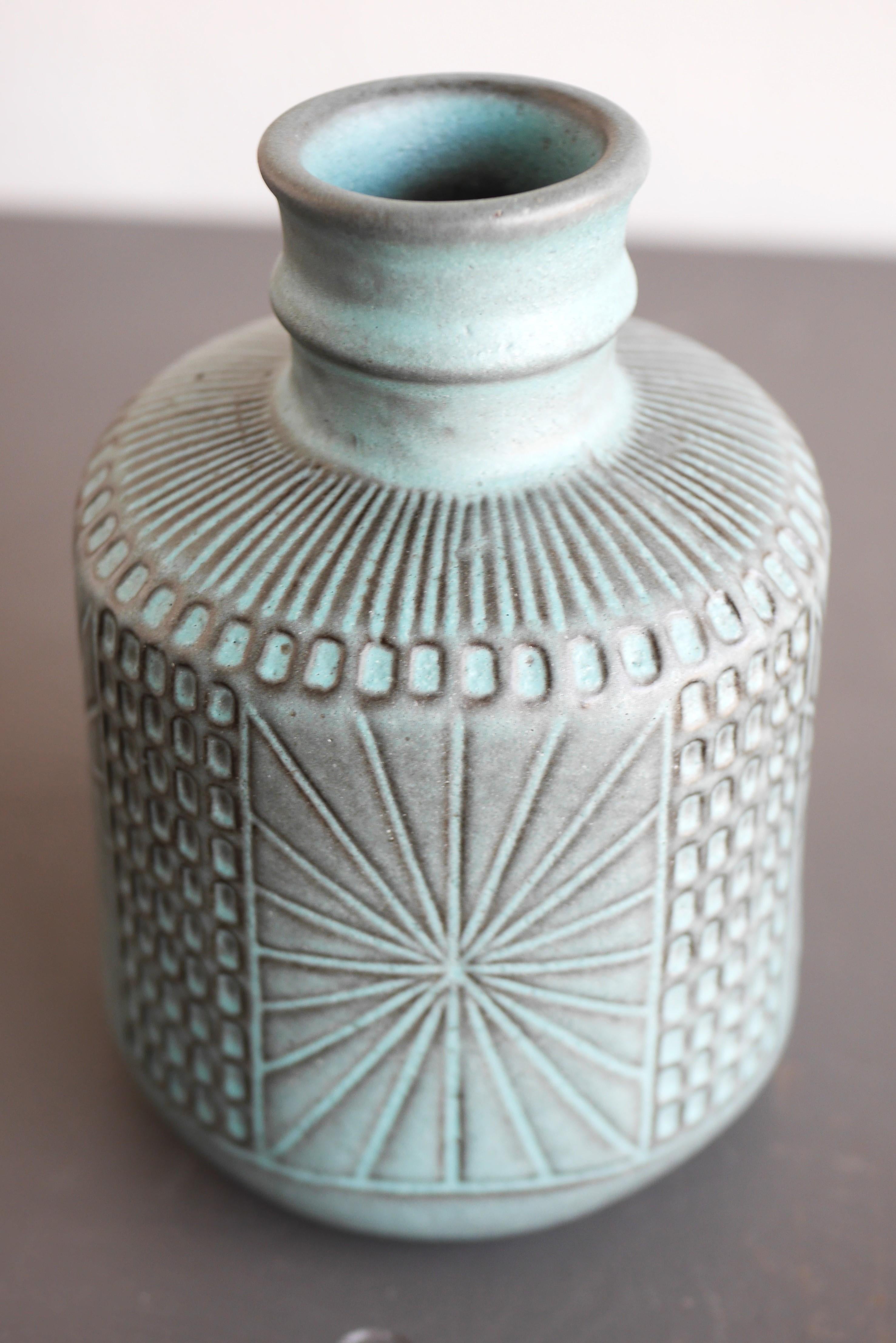 Mid-Century moderno Vaso d'arte moderna di metà secolo di Mari Simmulson per Upsala Ekeby, Svezia in vendita