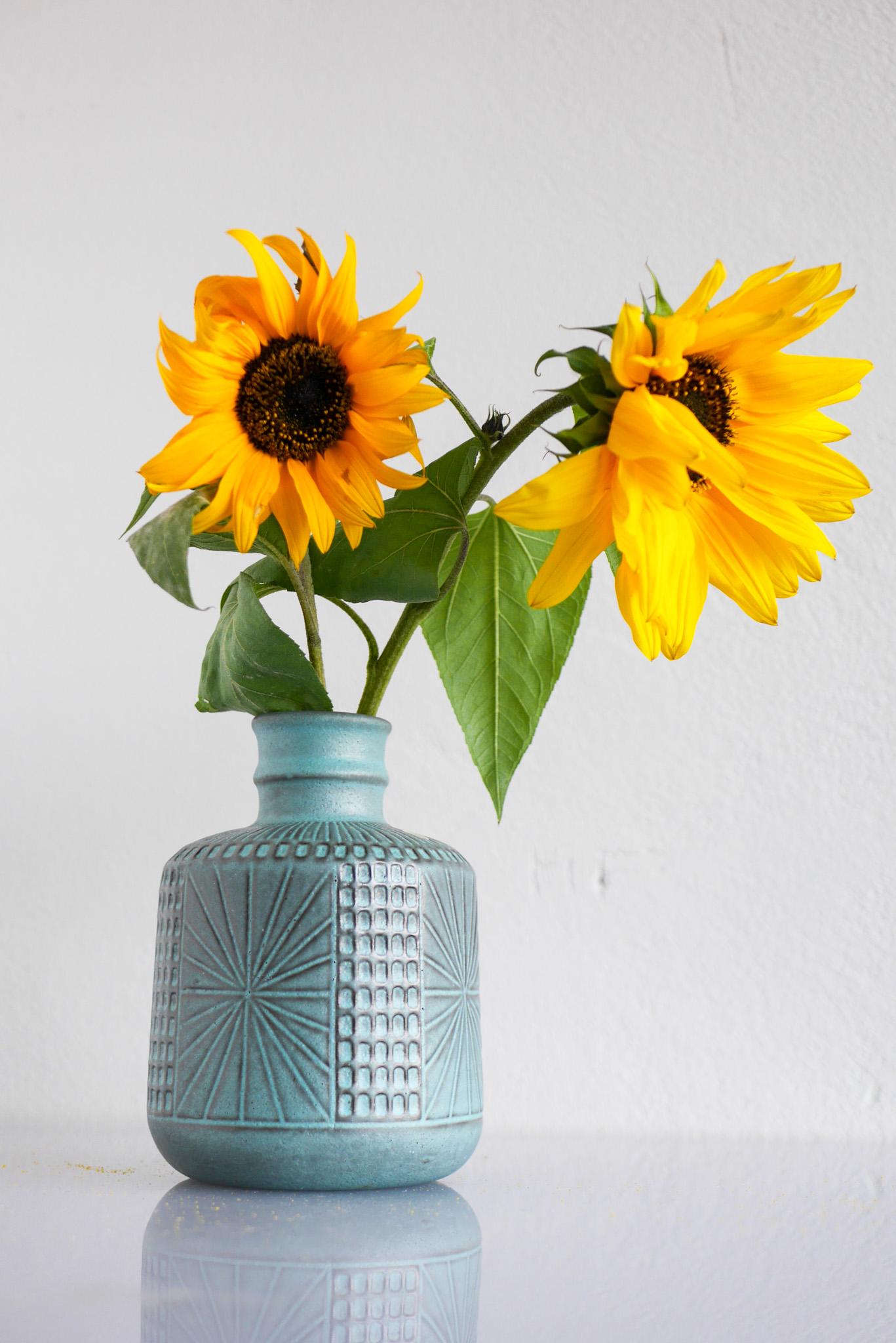 Un delizioso vaso vintage fatto a mano, realizzato dalla talentuosa e nota artista Mari Simmulson per l'altrettanto famosa Upsala Ekeby negli anni '60. Ha una fantastica vetrata con dettagli sorprendenti in un colore turchese chiaro. È firmata e in