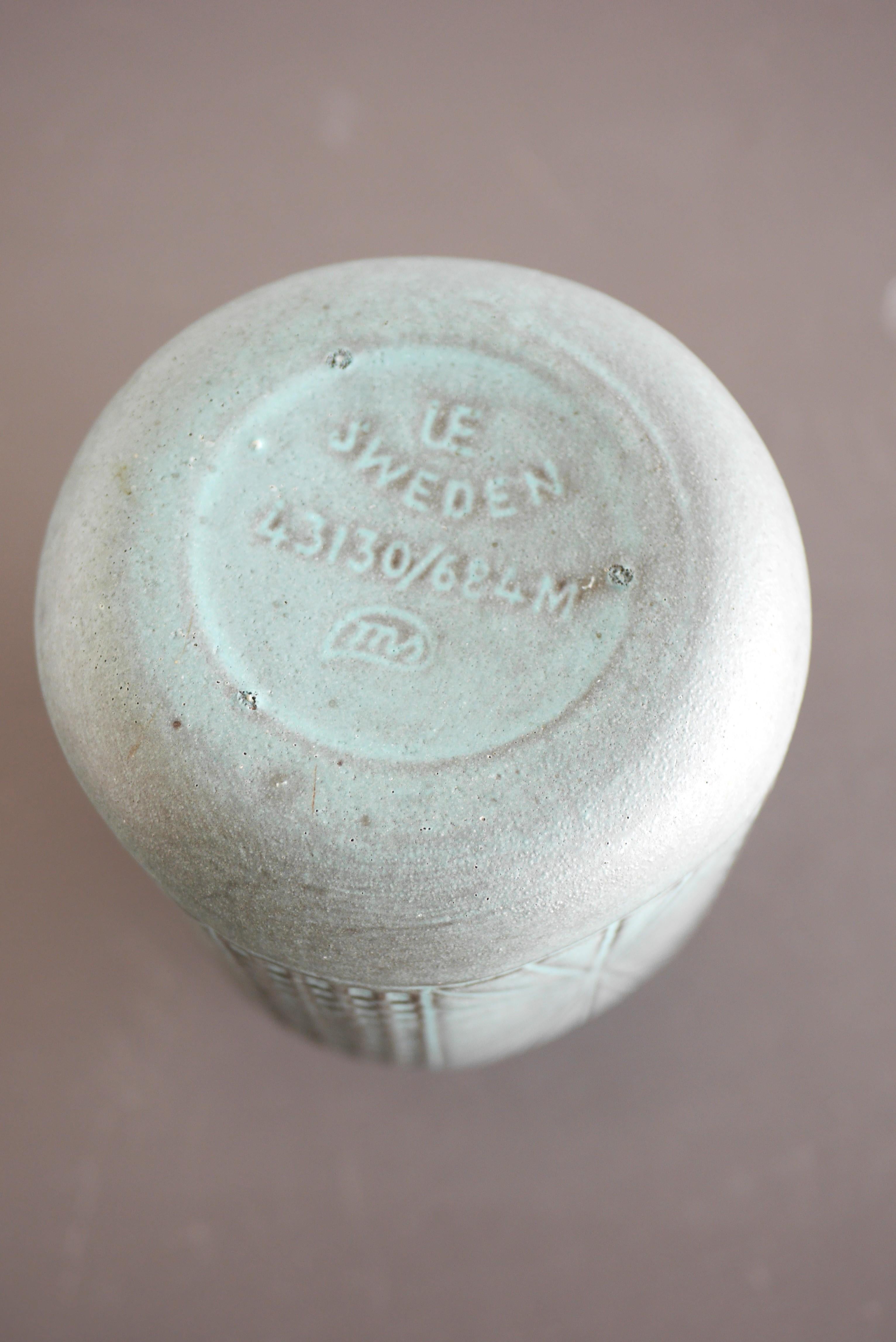 Fatto a mano Vaso d'arte moderna di metà secolo di Mari Simmulson per Upsala Ekeby, Svezia in vendita