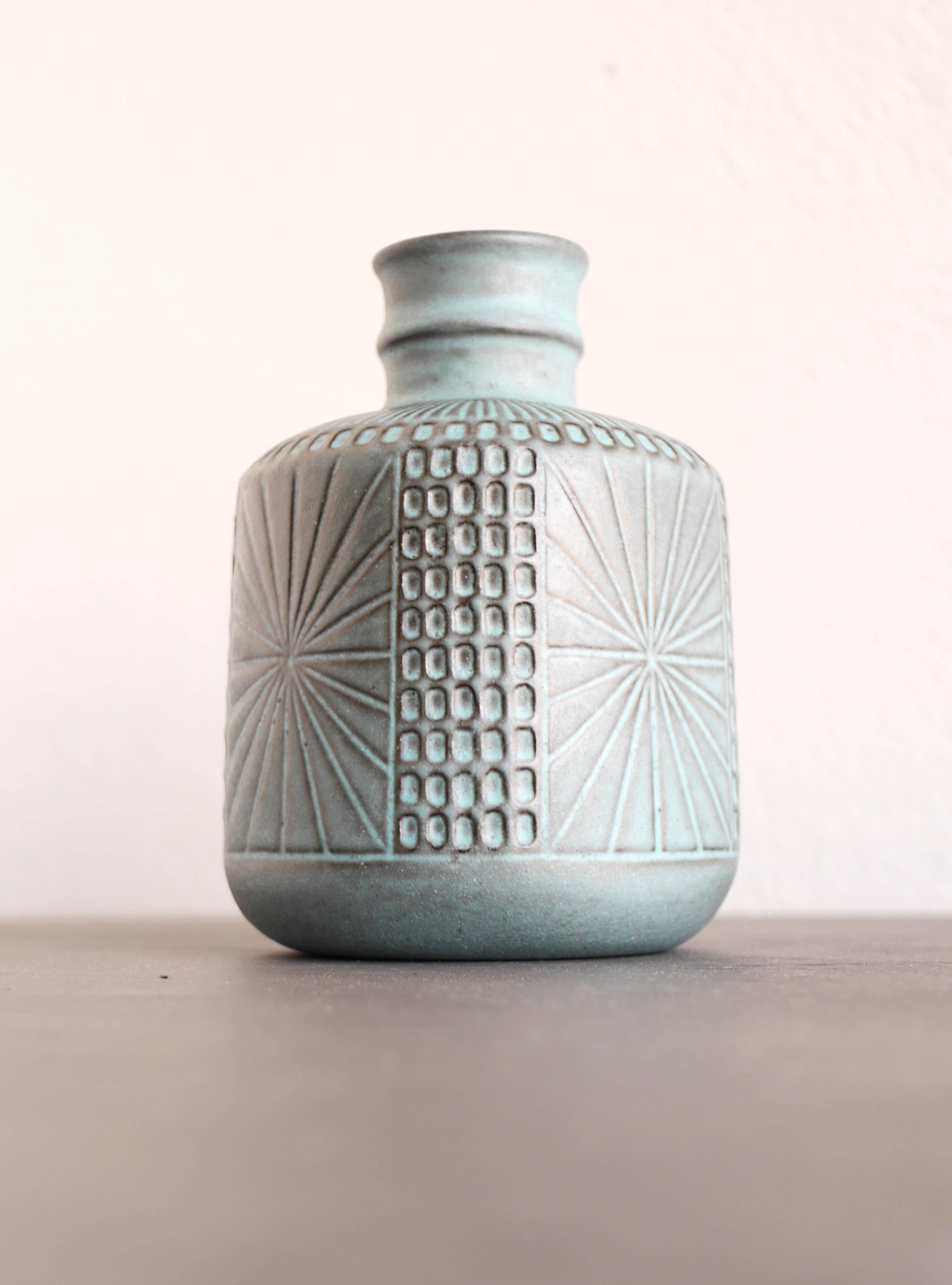 Vaso d'arte moderna di metà secolo di Mari Simmulson per Upsala Ekeby, Svezia In condizioni buone in vendita a Skarpnäck, SE