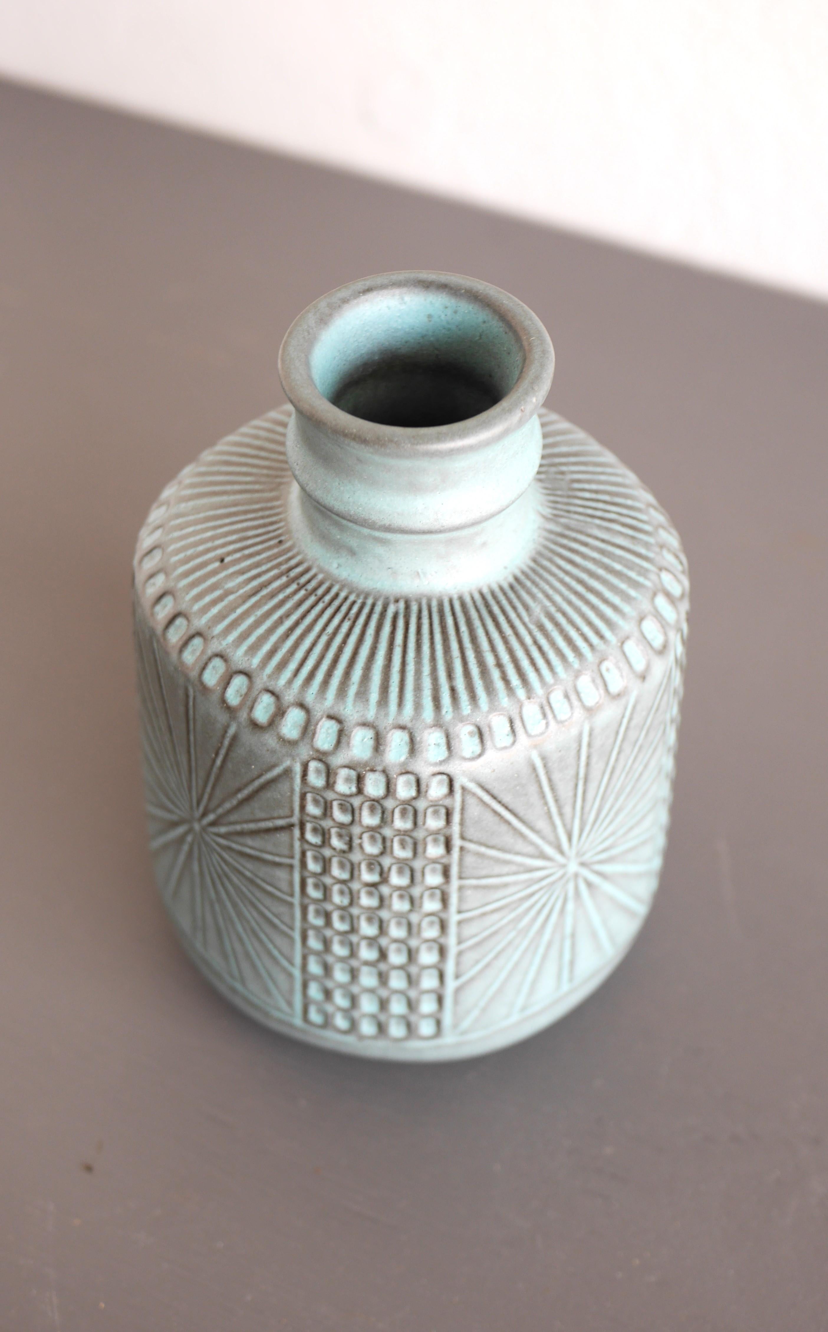 Metà XX secolo Vaso d'arte moderna di metà secolo di Mari Simmulson per Upsala Ekeby, Svezia in vendita
